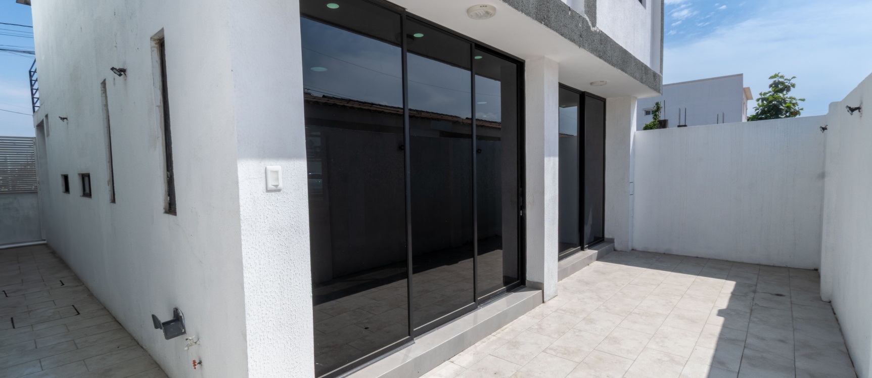 Casa de estreno en venta en Urbanización San Antonio, vía Samborondón GeoBienes - Casa de estreno en venta en Urbanización San Antonio, vía Samborondón - Plusvalia Guayaquil Casas de venta y alquiler Inmobiliaria Ecuador