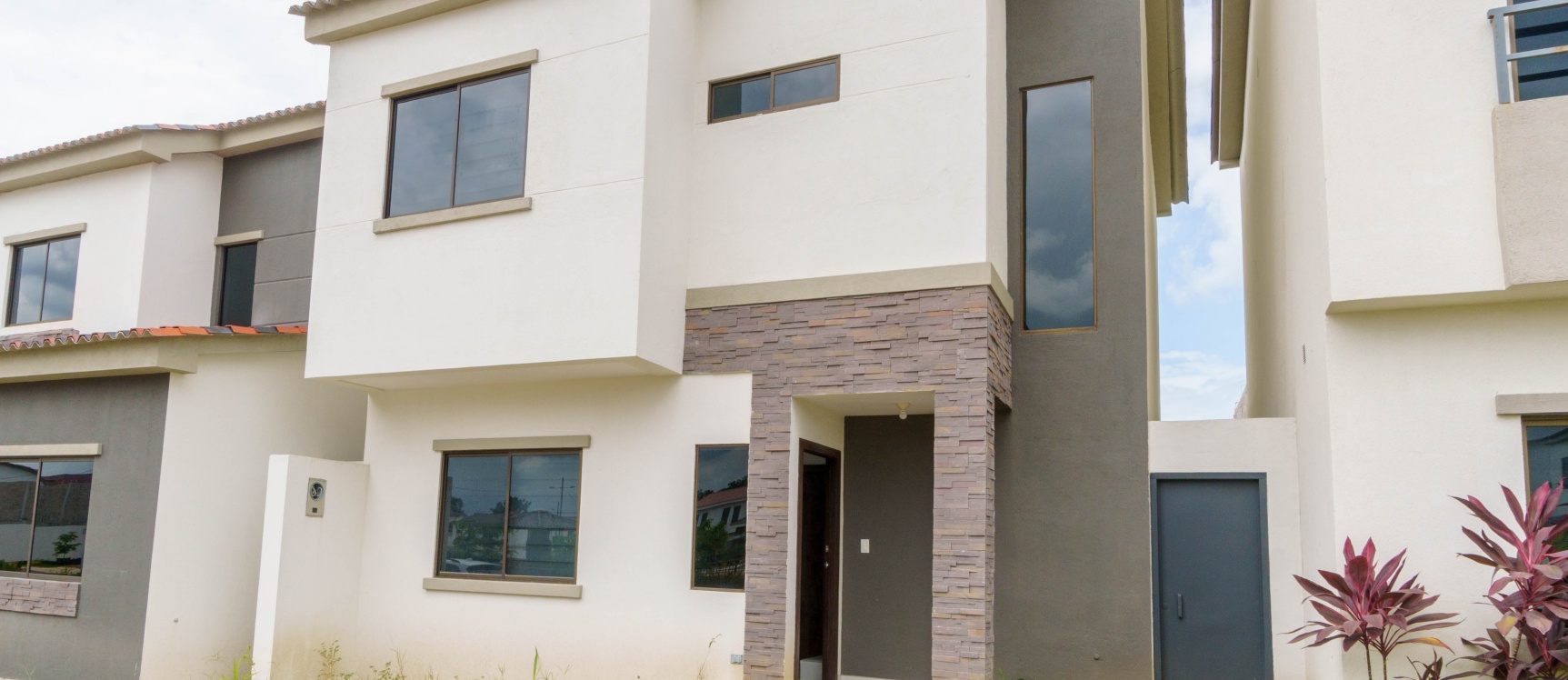Casa de estreno en venta ubicado en Urbanización Costalmar II, Vía a la Costa GeoBienes - Casa de estreno en venta ubicado en Urbanización Costalmar II, Vía a la Costa - Plusvalia Guayaquil Casas de venta y alquiler Inmobiliaria Ecuador
