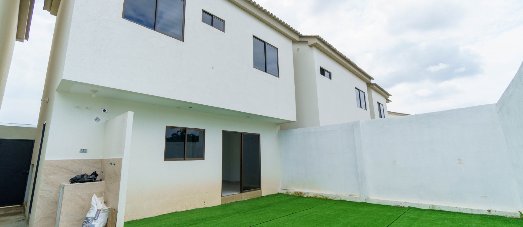Casa de estreno en venta ubicado en Urbanización Costalmar II, Vía a la Costa GeoBienes - Casa de estreno en alquiler ubicado en Urbanización Costalmar II, Vía a la Costa - Plusvalia Guayaquil Casas de venta y alquiler Inmobiliaria Ecuador