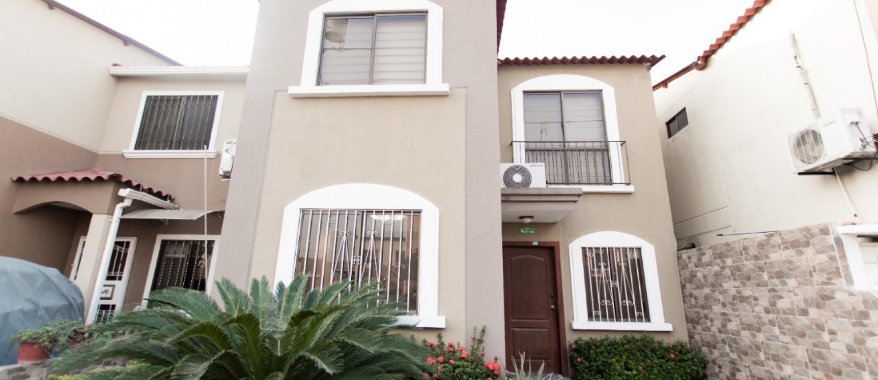 Casa de tres dormitorios en venta ubicada en la Urbanización La Joya GeoBienes - Casa de tres dormitorios en venta ubicada en la Urbanización La Joya - Plusvalia Guayaquil Casas de venta y alquiler Inmobiliaria Ecuador