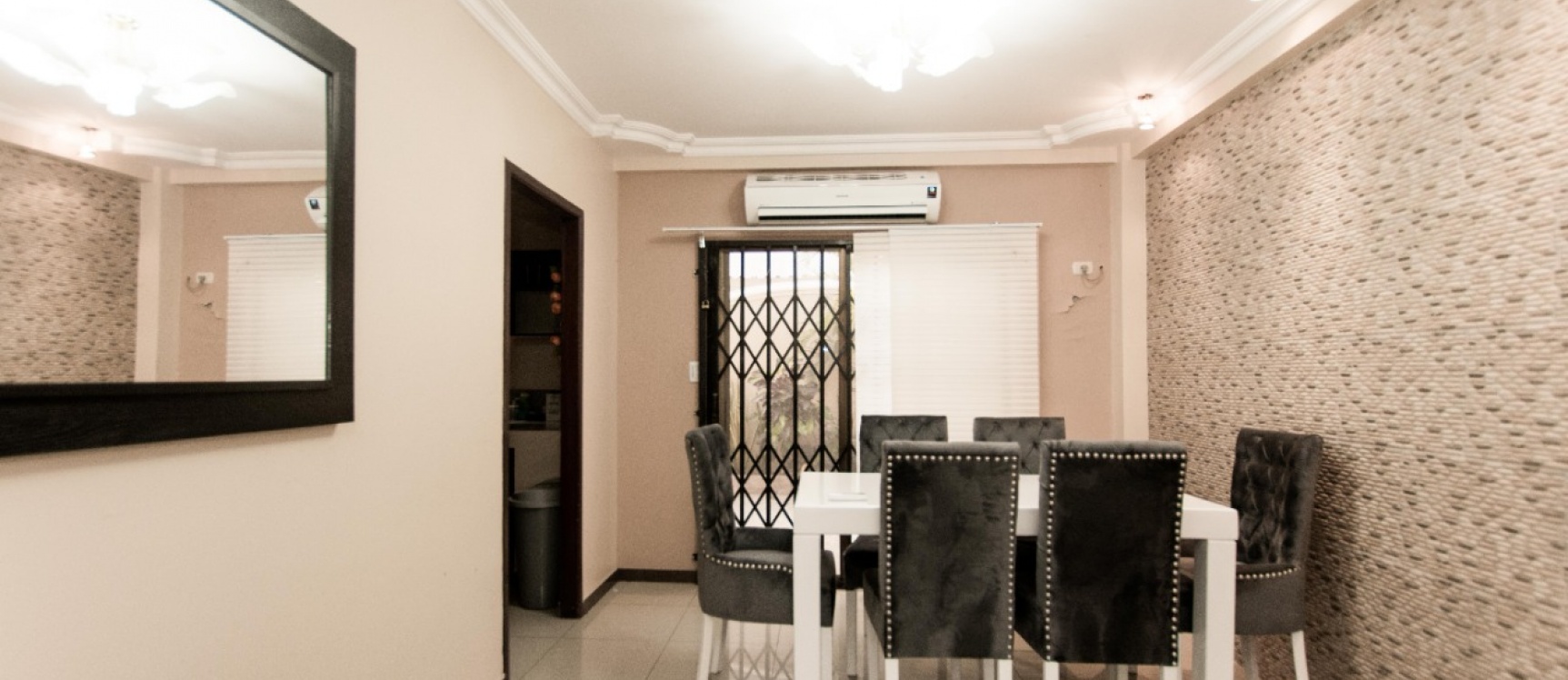 Casa de tres dormitorios en venta ubicada en la Urbanización La Joya GeoBienes - Casa de tres dormitorios en venta ubicada en la Urbanización La Joya - Plusvalia Guayaquil Casas de venta y alquiler Inmobiliaria Ecuador