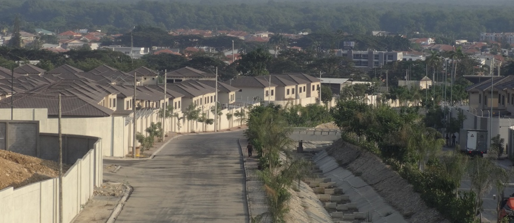 Bosques De La Costa vendo casa con 4 dormitorios GeoBienes - Casa de venta en Bosques de La Costa. Casa de 4 dormitorios en Guayaquil - Plusvalia Guayaquil Casas de venta y alquiler Inmobiliaria Ecuador