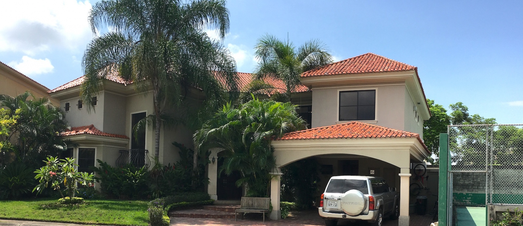Casa de venta en Samborondón. Km. 5.5 oportunidad GeoBienes - Casa de venta en el Km 5.5 vía Samborondón. Exclusiva Urbanización - Plusvalia Guayaquil Casas de venta y alquiler Inmobiliaria Ecuador