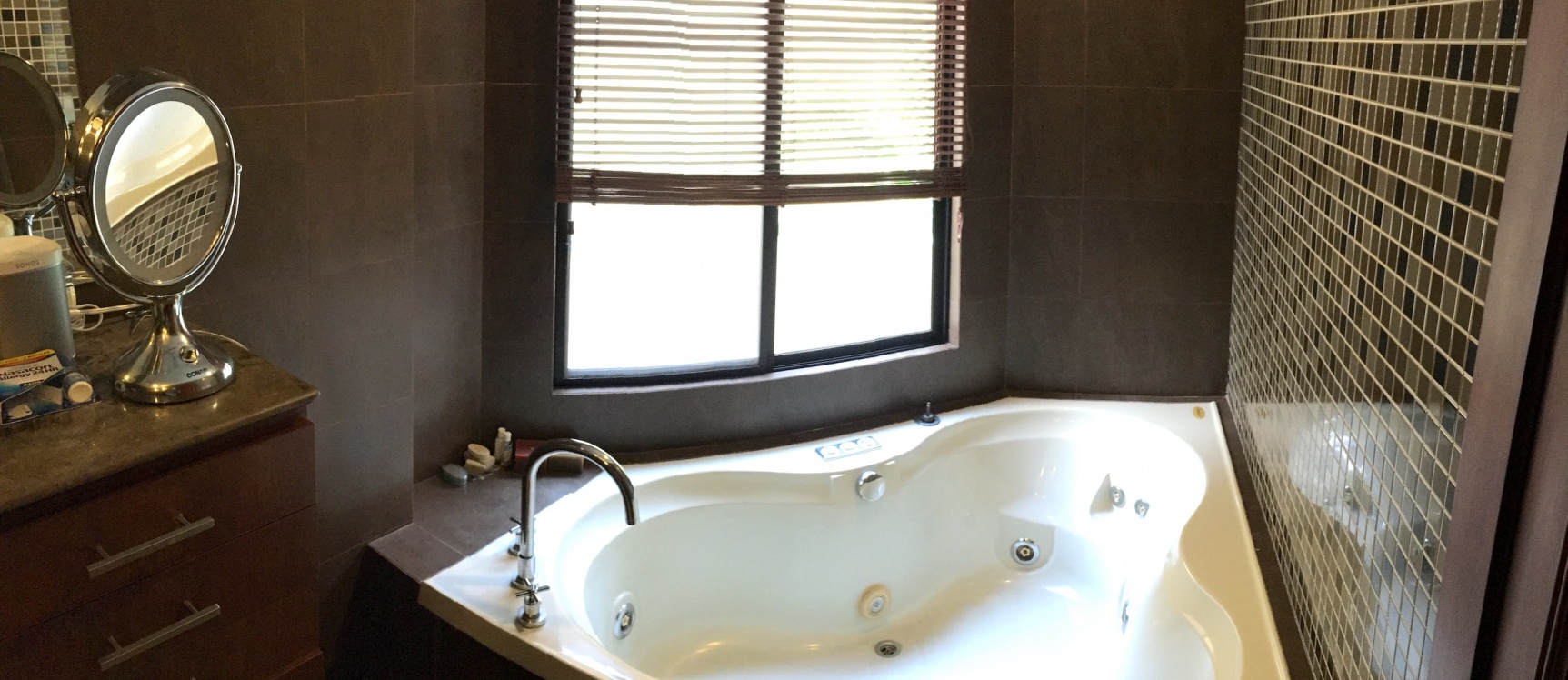 Casa de venta en Samborondón. Km. 5.5 oportunidad GeoBienes - Casa de venta en el Km 5.5 vía Samborondón. Exclusiva Urbanización - Plusvalia Guayaquil Casas de venta y alquiler Inmobiliaria Ecuador