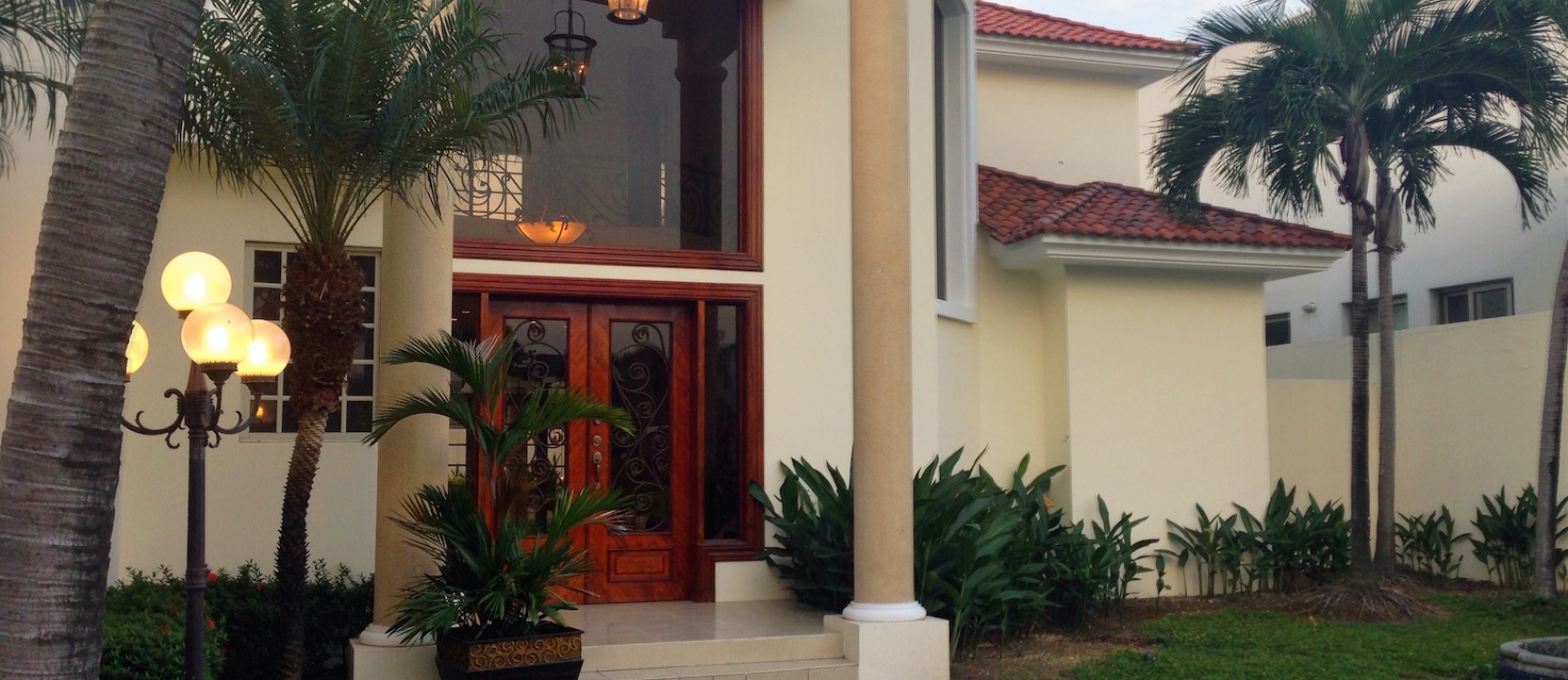 GeoBienes - Casa de venta en Samborondón Urbanización Lago Sol de oportunidad - Plusvalia Guayaquil Casas de venta y alquiler Inmobiliaria Ecuador