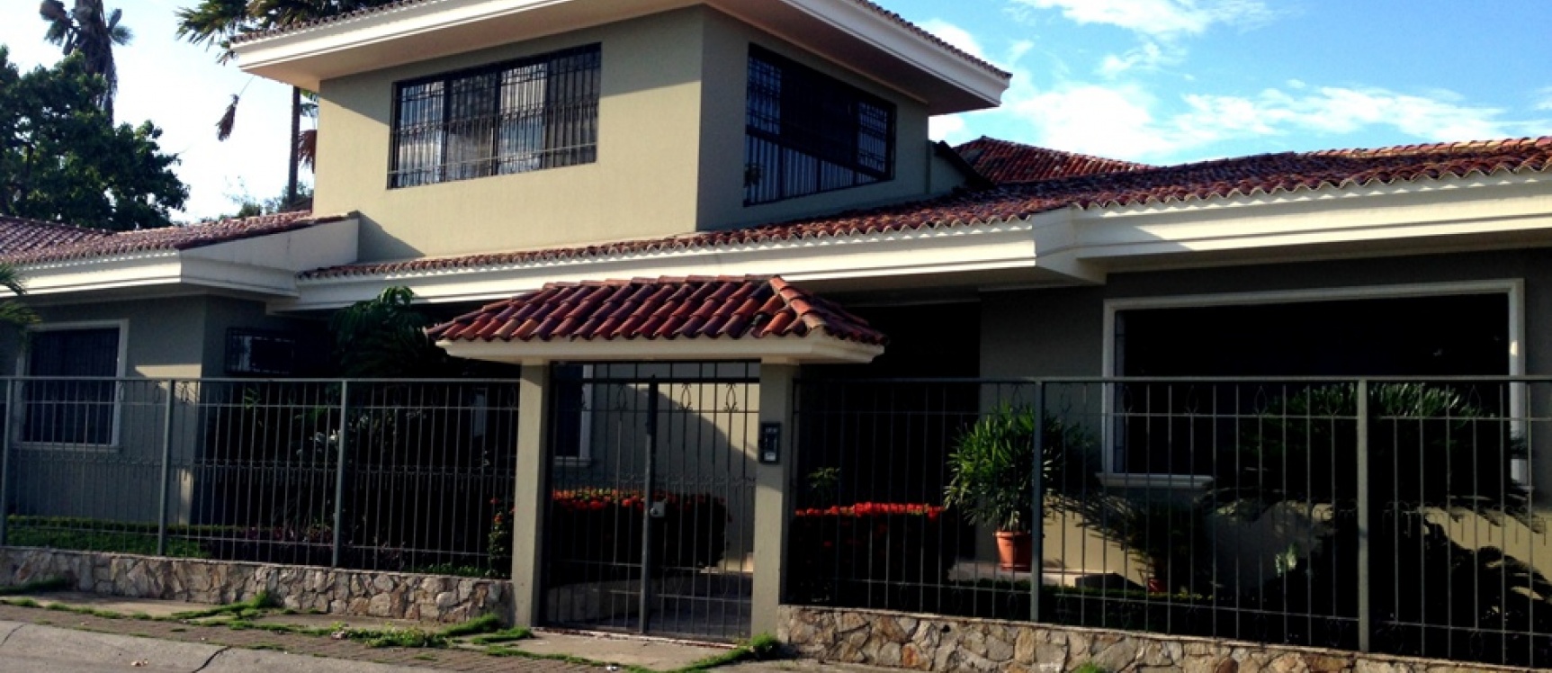 Casa en alquiler en La Puntilla, Samborondón. 100% remodelada. GeoBienes - Casa en alquiler en La Puntilla, Samborondón. 100% remodelada. - Plusvalia Guayaquil Casas de venta y alquiler Inmobiliaria Ecuador