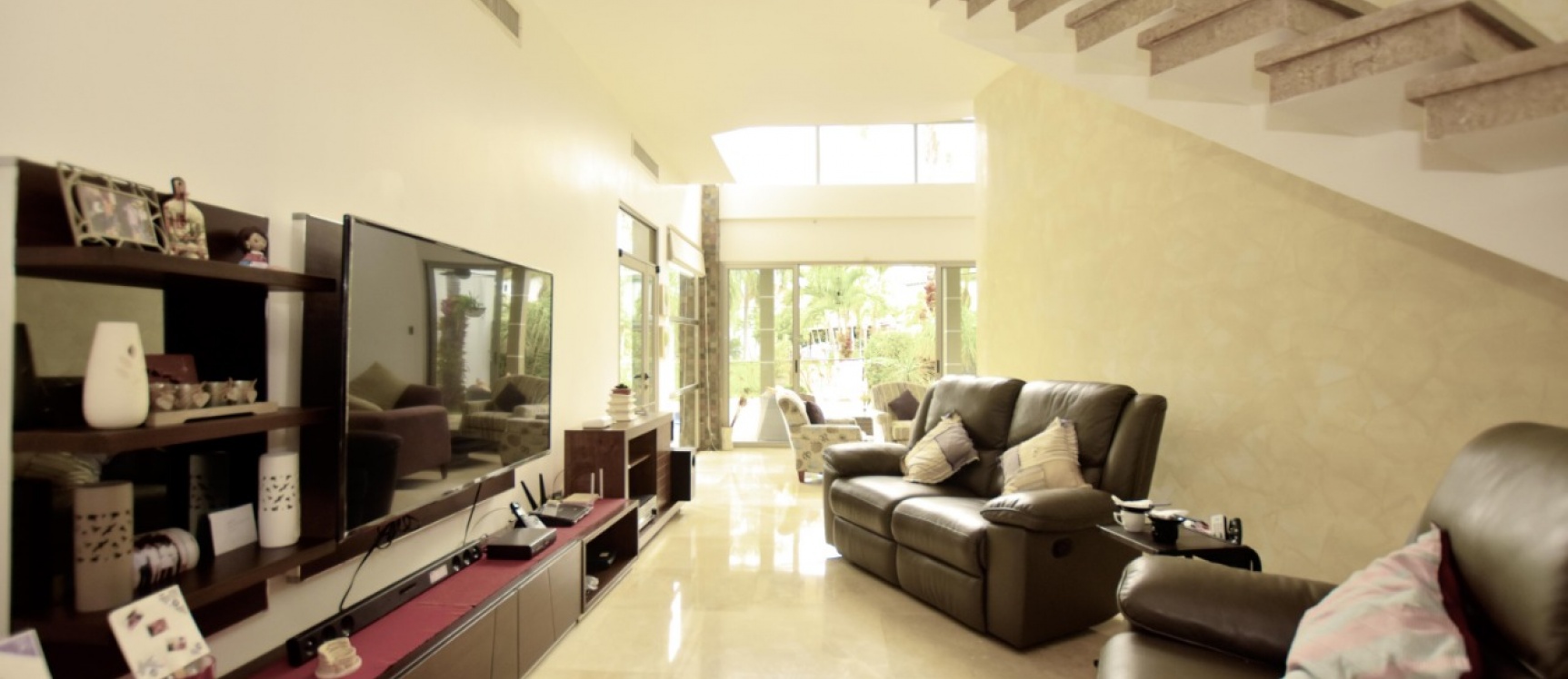 Casa en alquiler en urbanización Laguna del Sol, Samborondón GeoBienes - Casa en alquiler en urbanización Laguna del Sol, Samborondón - Plusvalia Guayaquil Casas de venta y alquiler Inmobiliaria Ecuador
