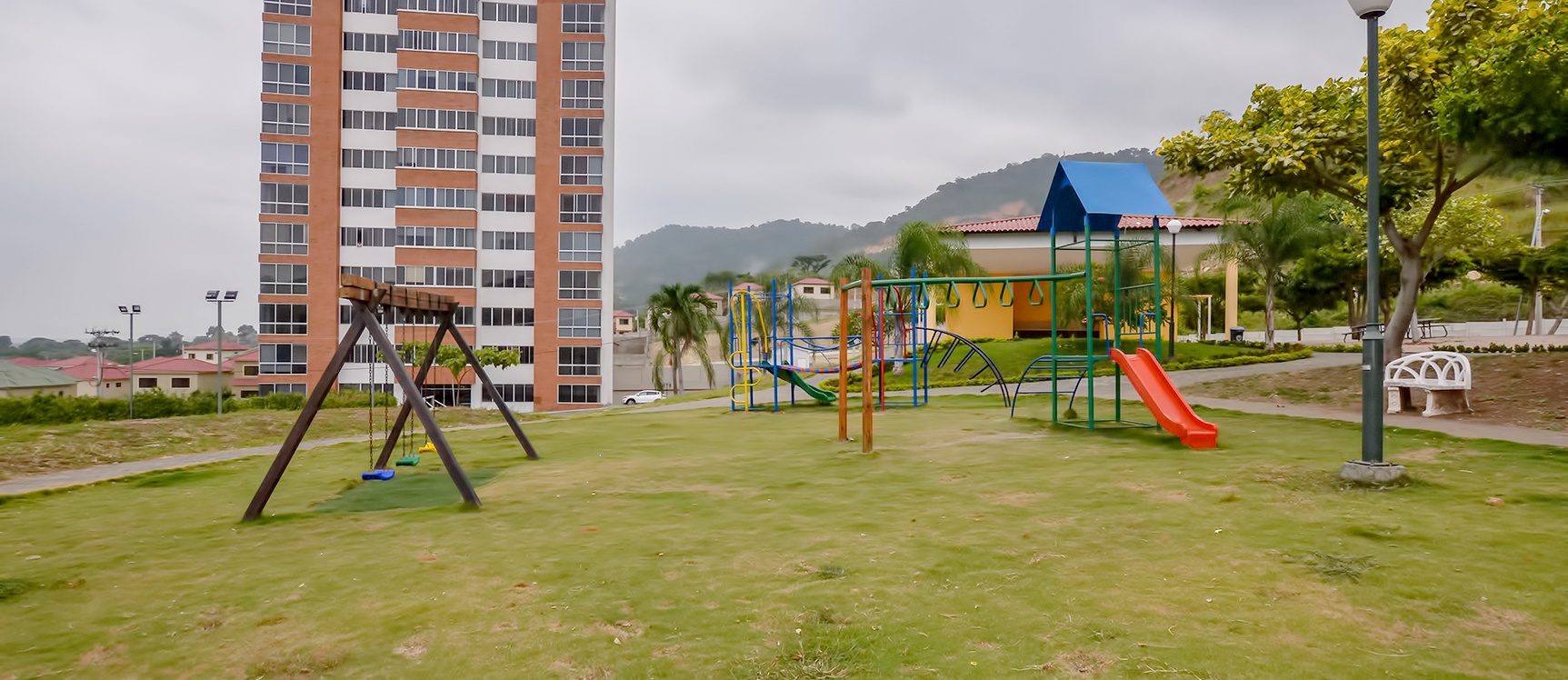 GeoBienes - Casa en alquiler en urbanización Portal al Sol sector Vía a la Costa - Plusvalia Guayaquil Casas de venta y alquiler Inmobiliaria Ecuador