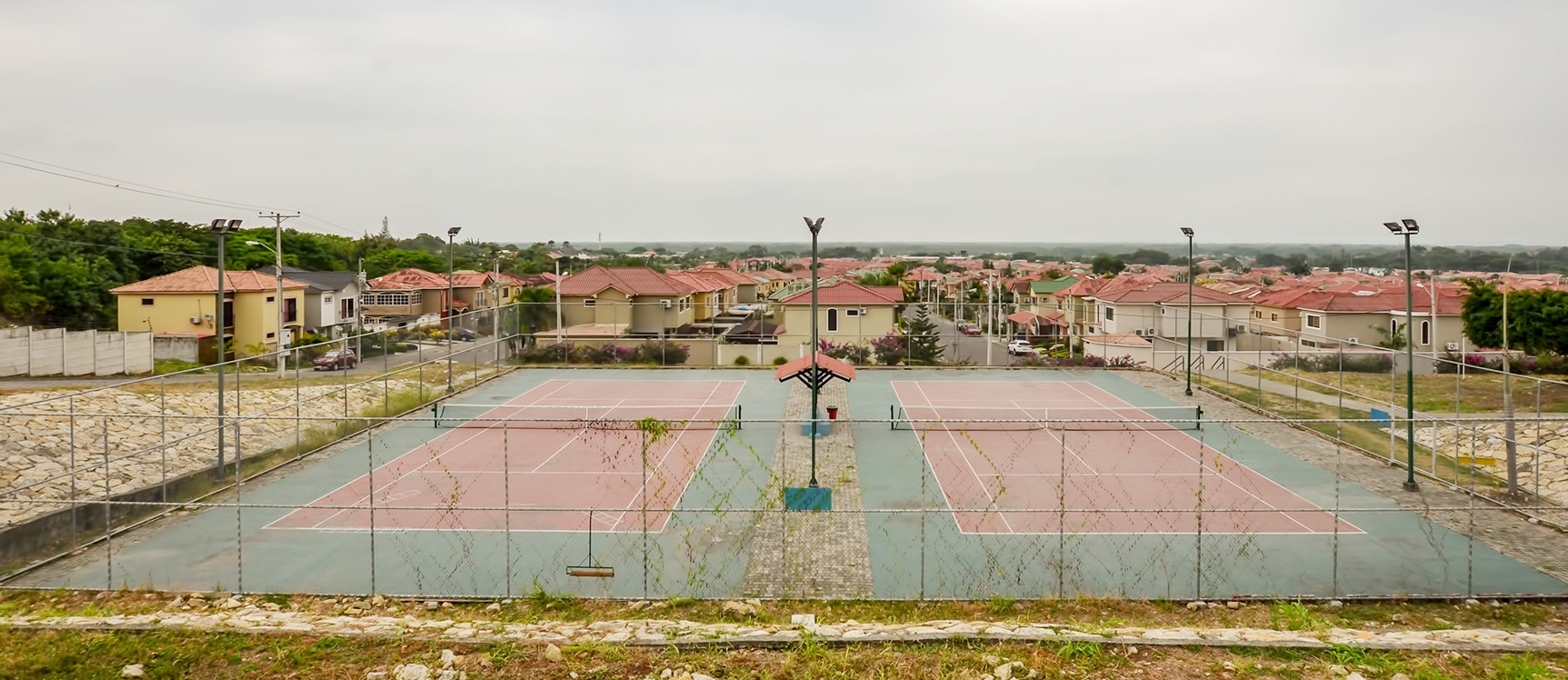 GeoBienes - Casa en alquiler en urbanización Portal al Sol sector Vía a la Costa - Plusvalia Guayaquil Casas de venta y alquiler Inmobiliaria Ecuador