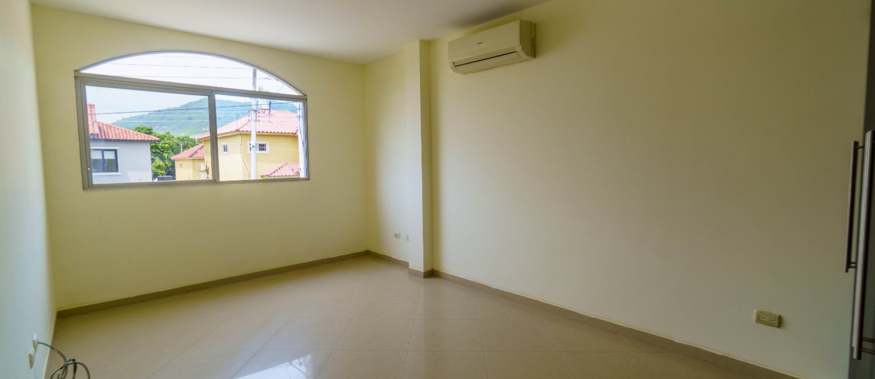 Casa en alquiler en Urbanización Portal al Sol, Vía a la Costa GeoBienes - Casa en alquiler en Urbanización Portal al Sol, Vía a la Costa - Plusvalia Guayaquil Casas de venta y alquiler Inmobiliaria Ecuador