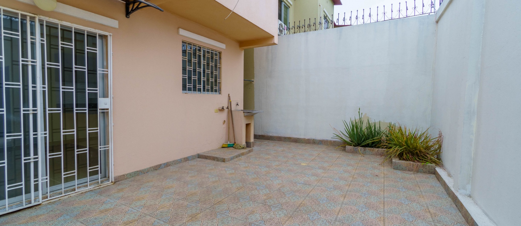 Casa en alquiler ubicada en Urb. Villa Italia, Etapa Génova GeoBienes - Casa en alquiler ubicada en Urb. Villa Italia, Etapa Génova - Plusvalia Guayaquil Casas de venta y alquiler Inmobiliaria Ecuador