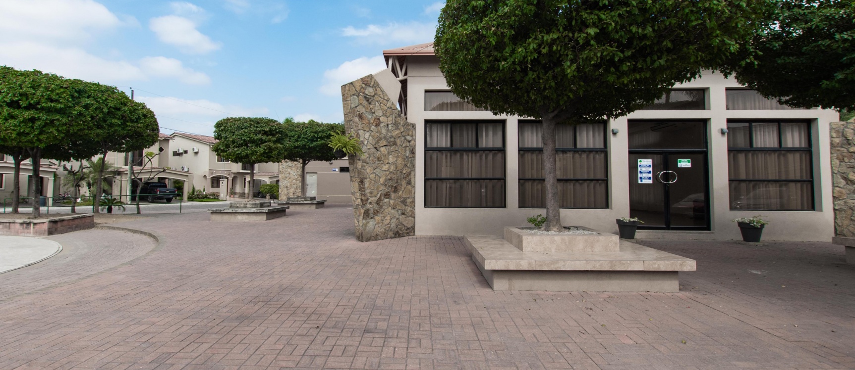 Casa en alquiler ubicada en urbanización Plaza Madeira via Aurora, Samborondón GeoBienes - Casa en alquiler ubicada en Urbanización Plaza Madeira Via Aurora, Samborondón - Plusvalia Guayaquil Casas de venta y alquiler Inmobiliaria Ecuador