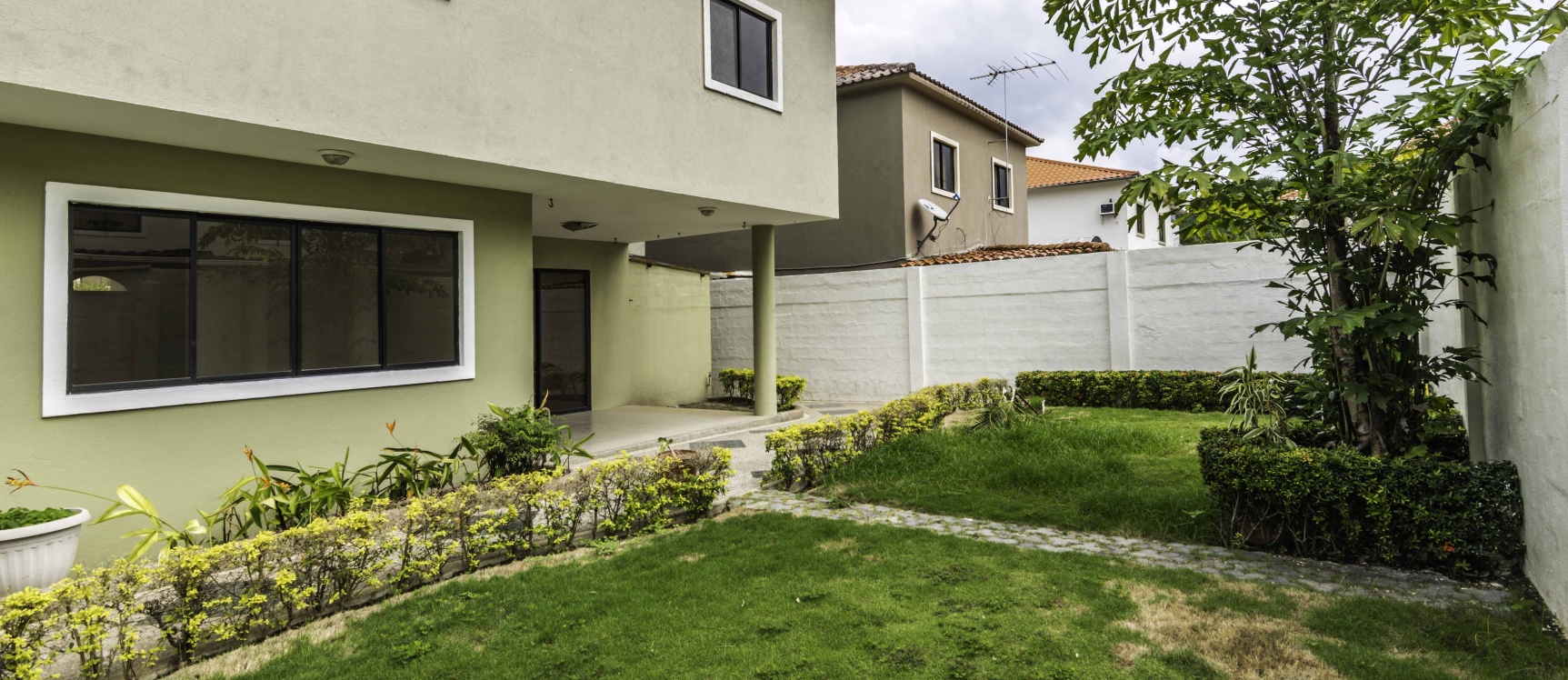 Casa en alquiler Urb. Vía al Sol, Vía a la Costa GeoBienes - Casa en alquiler Urb. Vía al Sol, Vía a la Costa - Plusvalia Guayaquil Casas de venta y alquiler Inmobiliaria Ecuador