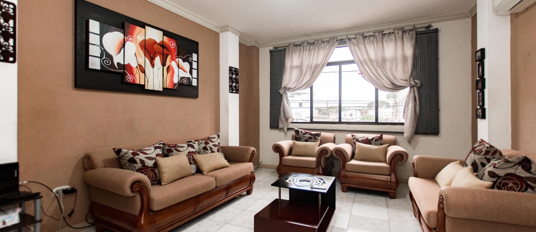 Casa en venta de 3 pisos y 3 departamentos ubicada en Guayacanes. GeoBienes - Casa en venta de 3 pisos y 3 departamentos ubicada en Guayacanes. - Plusvalia Guayaquil Casas de venta y alquiler Inmobiliaria Ecuador