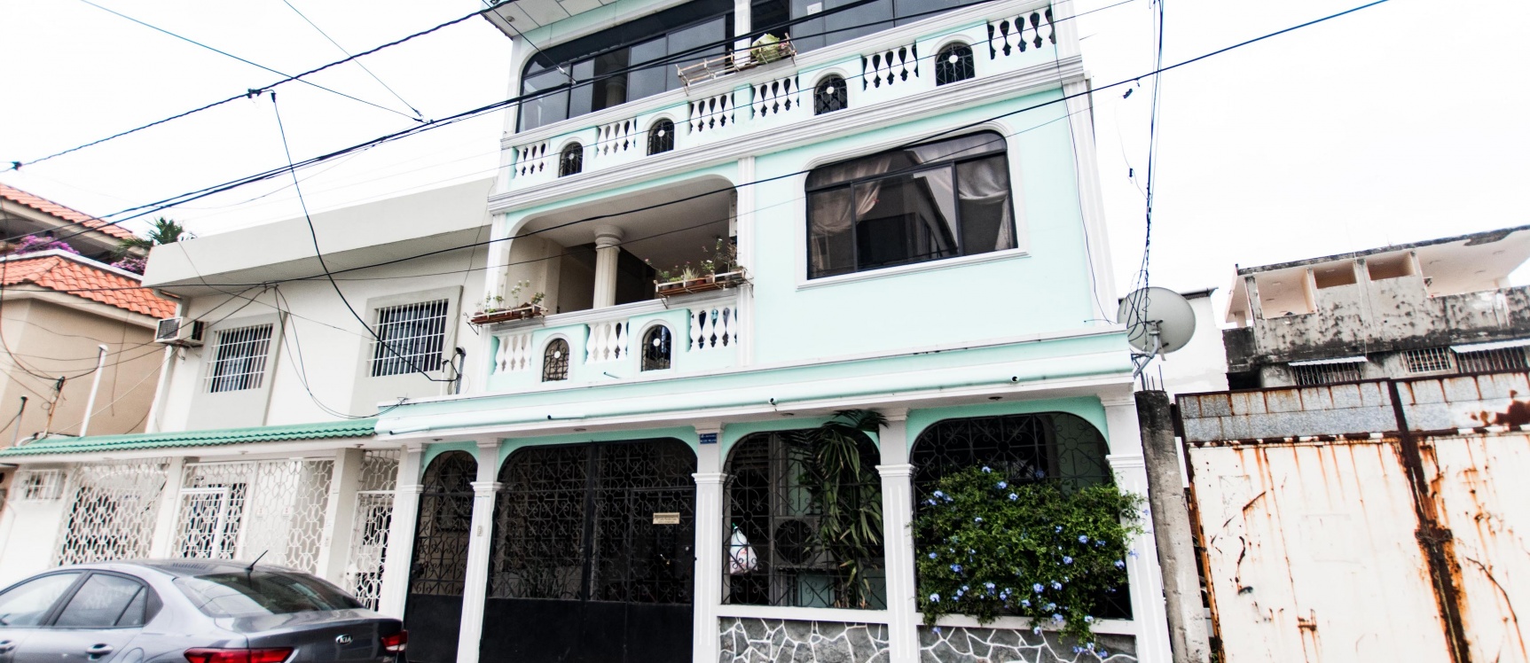 GeoBienes - Casa en venta de 3 pisos y 3 departamentos ubicada en Guayacanes. - Plusvalia Guayaquil Casas de venta y alquiler Inmobiliaria Ecuador