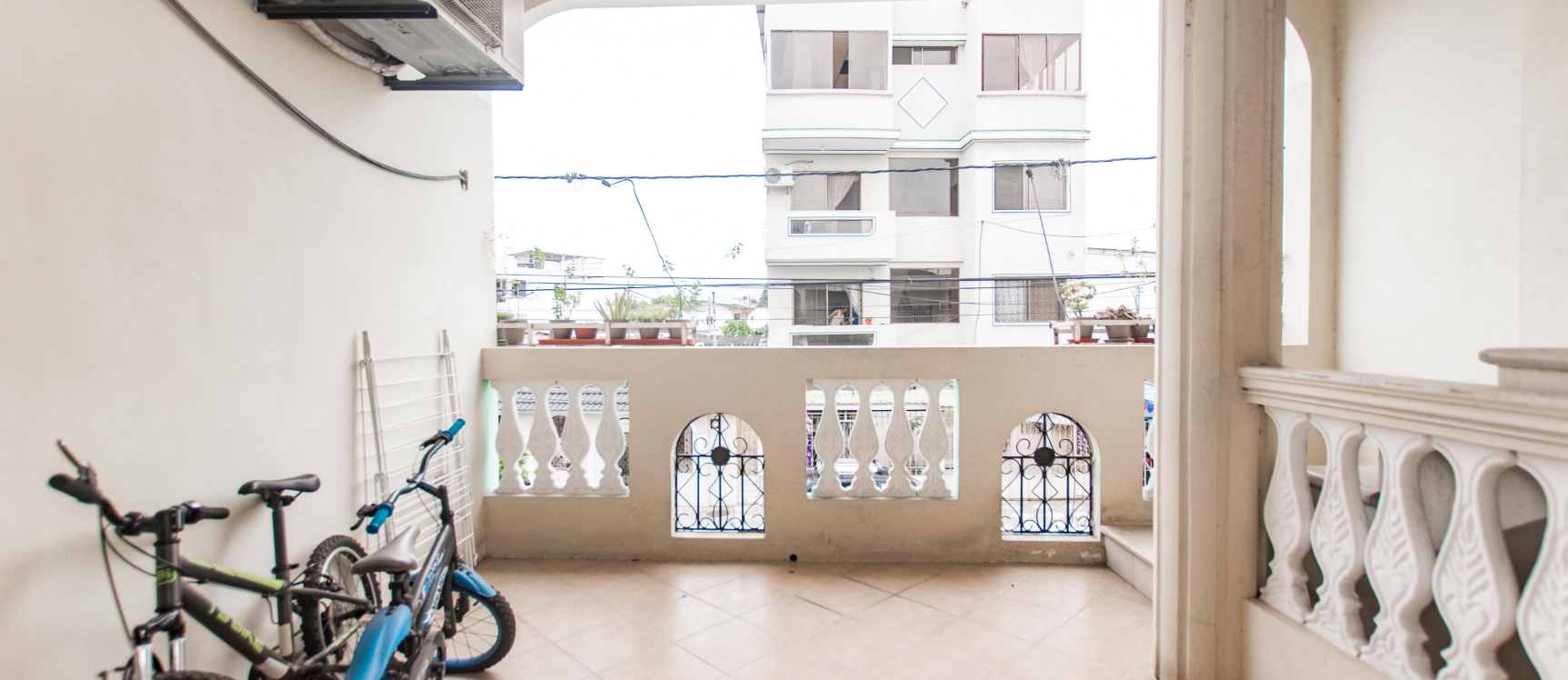 Casa en venta de 3 pisos y 3 departamentos ubicada en Guayacanes. GeoBienes - Casa en venta de 3 pisos y 3 departamentos ubicada en Guayacanes. - Plusvalia Guayaquil Casas de venta y alquiler Inmobiliaria Ecuador