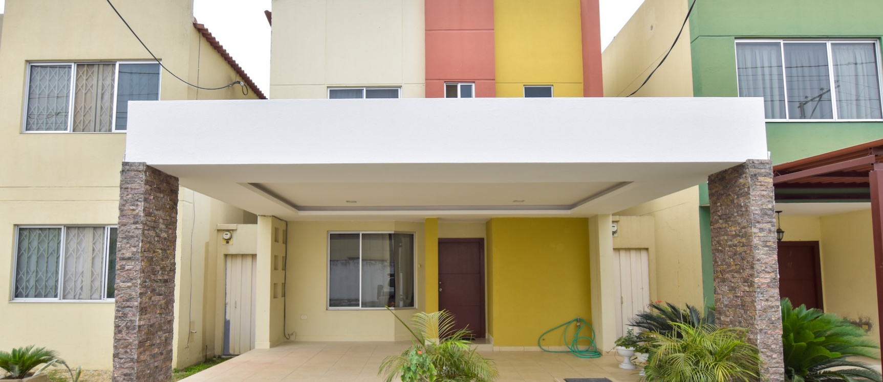 GeoBienes - Casa en venta en la Urbanización Castilla, Vía Samorondón - Plusvalia Guayaquil Casas de venta y alquiler Inmobiliaria Ecuador