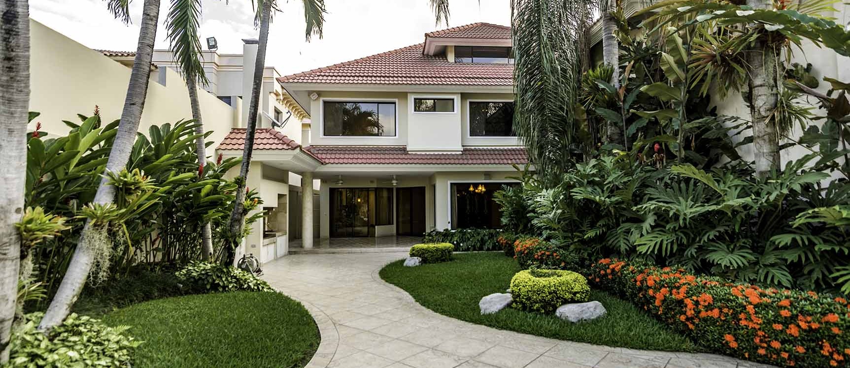 Casa en Venta en Urb. Río Grande, Vía a Samborondón GeoBienes - Casa en Venta en Urb. Río Grande, Vía a Samborondón - Plusvalia Guayaquil Casas de venta y alquiler Inmobiliaria Ecuador