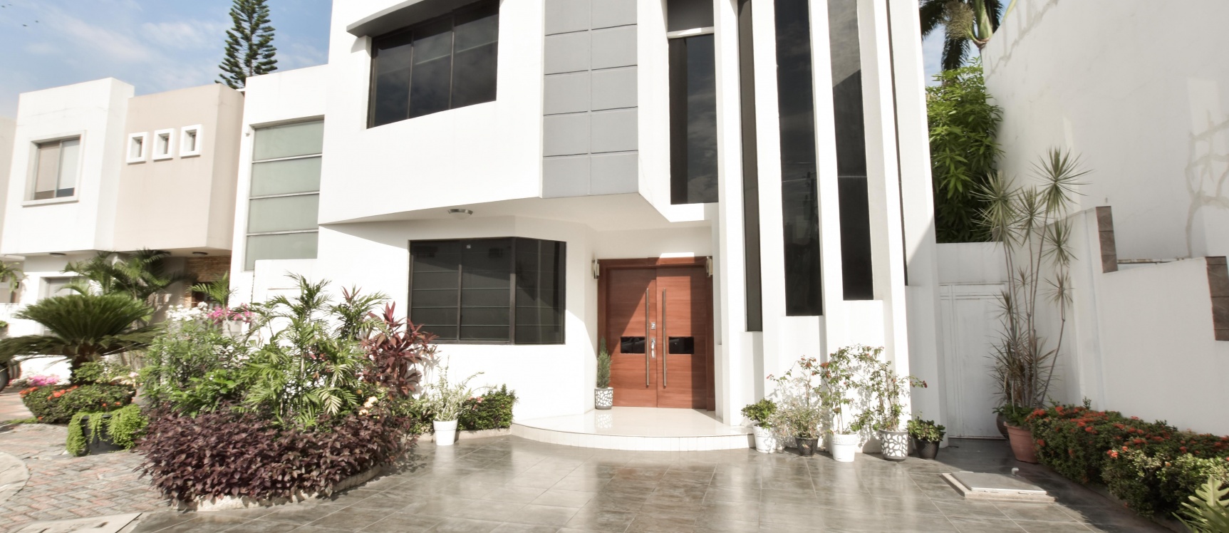 Casa en venta en urbanización Bouganville GeoBienes - Casa en venta en Vía Samborondón km 2.5 - Urb. Bouganville - Plusvalia Guayaquil Casas de venta y alquiler Inmobiliaria Ecuador