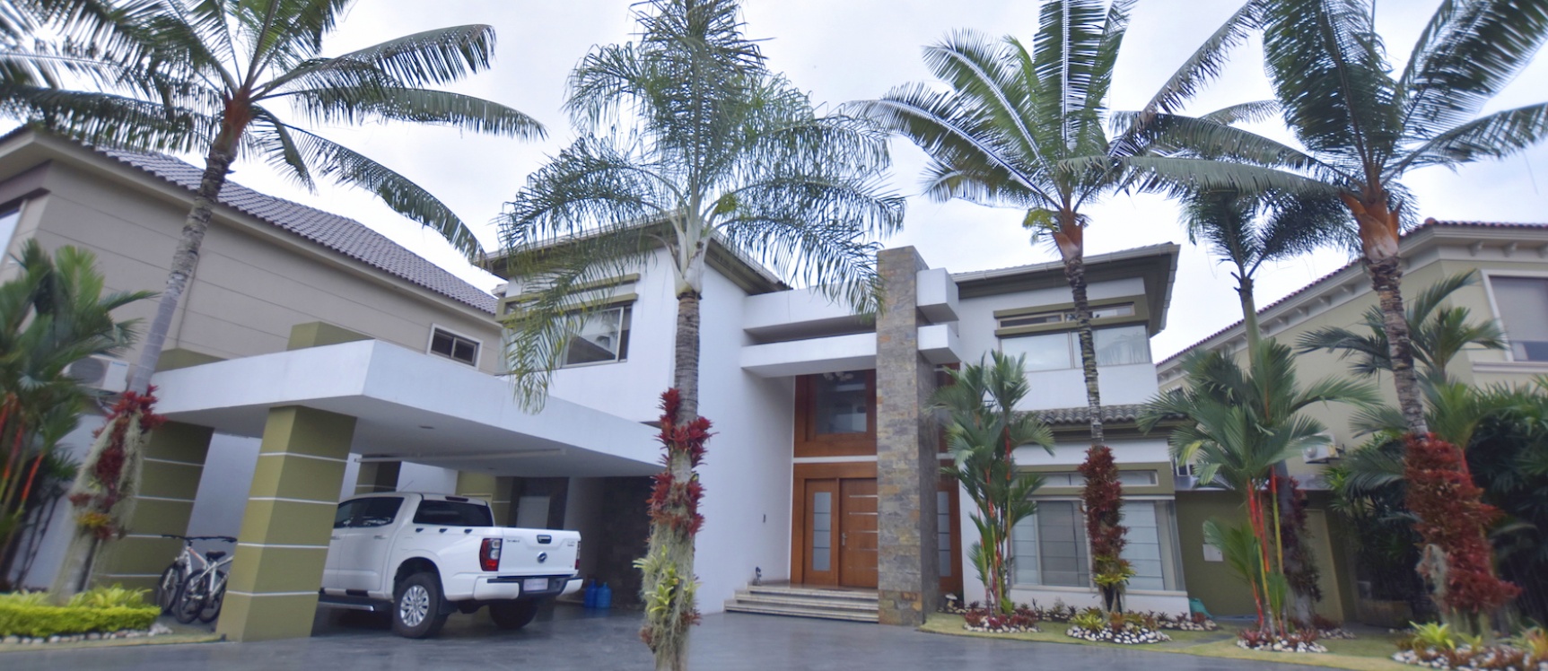 Casa en venta en urbanización Laguna del Sol, Samborondón GeoBienes - Casa en venta en urbanización Laguna del Sol, Samborondón - Plusvalia Guayaquil Casas de venta y alquiler Inmobiliaria Ecuador