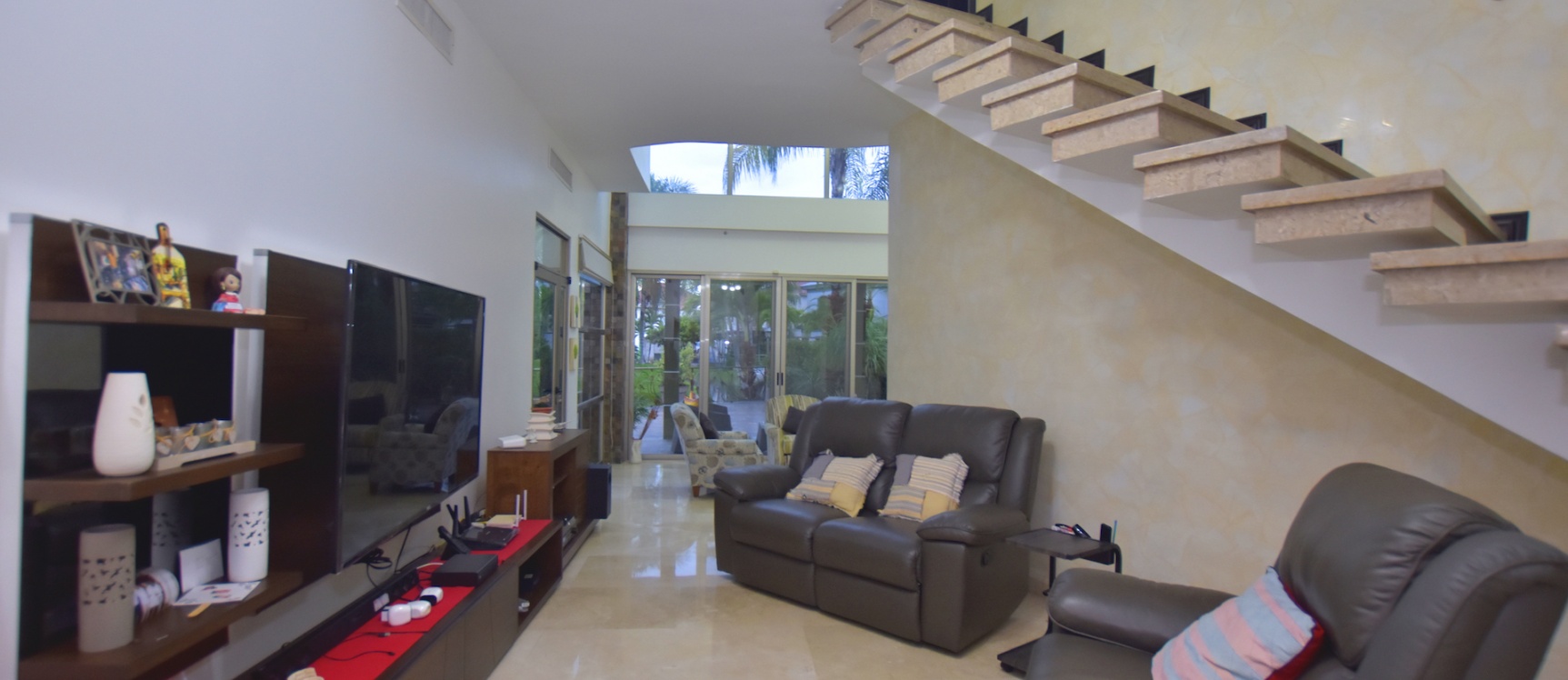 Casa en venta en urbanización Laguna del Sol, Samborondón GeoBienes - Casa en venta en urbanización Laguna del Sol, Samborondón - Plusvalia Guayaquil Casas de venta y alquiler Inmobiliaria Ecuador