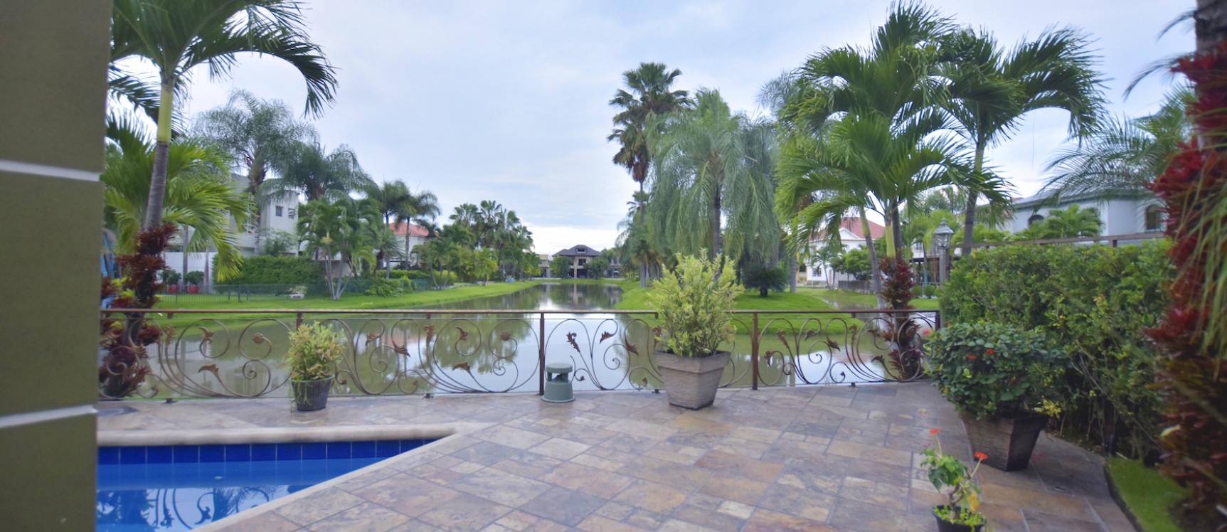 Casa en venta en urbanización Laguna del Sol, Samborondón GeoBienes - Casa en venta en urbanización Laguna del Sol, Samborondón - Plusvalia Guayaquil Casas de venta y alquiler Inmobiliaria Ecuador