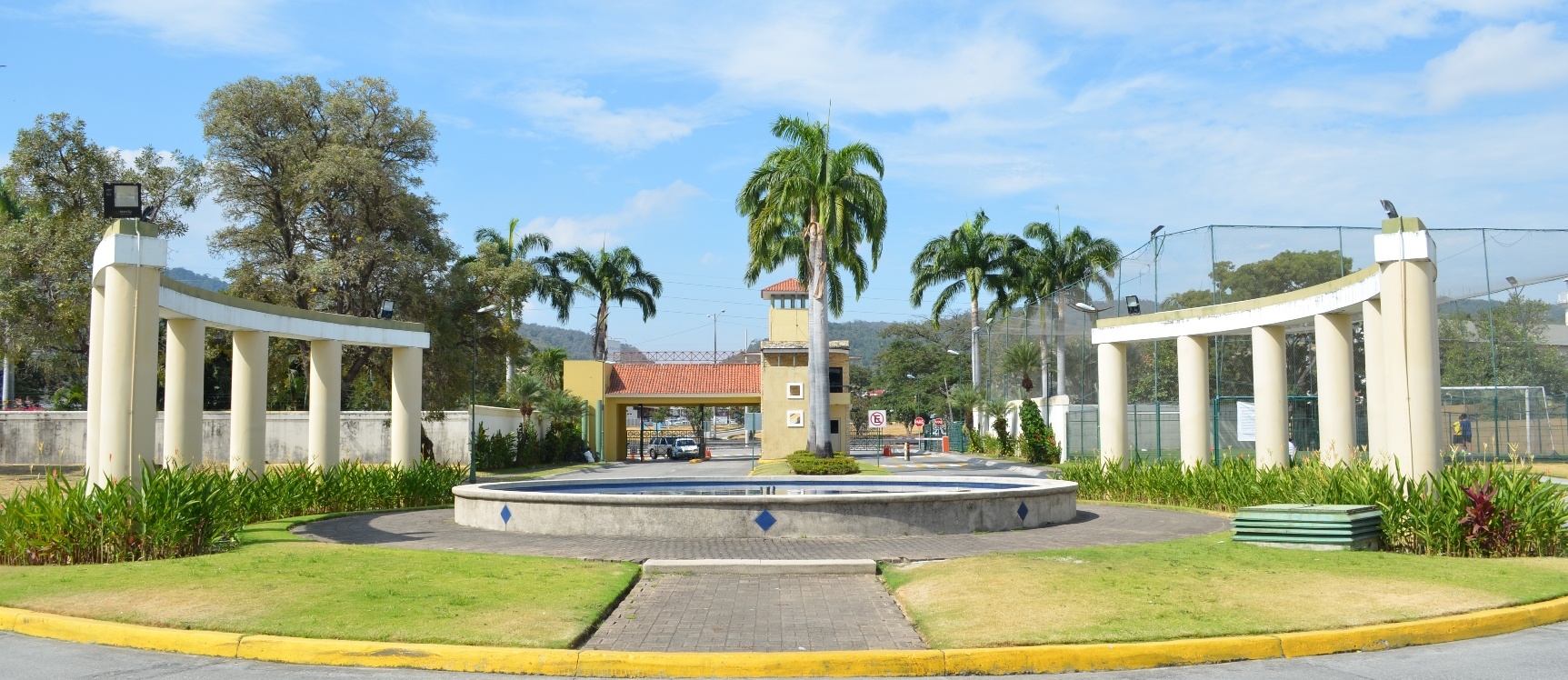 GeoBienes - Casa en Venta en urbanización Portofino Km 11 Vía a la Costa    - Plusvalia Guayaquil Casas de venta y alquiler Inmobiliaria Ecuador