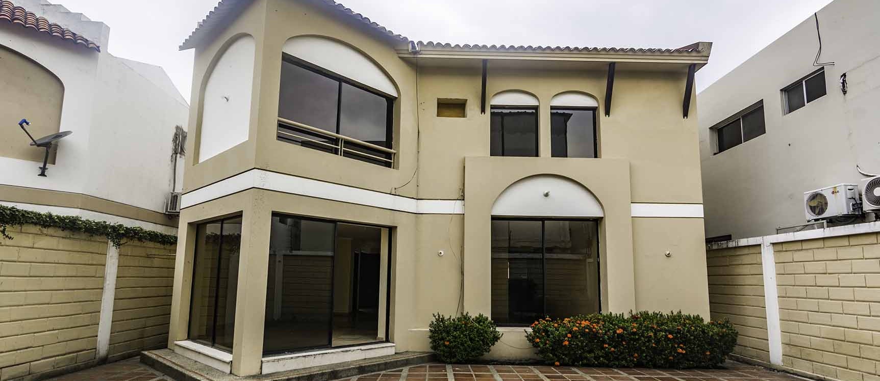 GeoBienes - Casa en venta en Urbanización Villa Nueva,  Vía a Samborondón  - Plusvalia Guayaquil Casas de venta y alquiler Inmobiliaria Ecuador