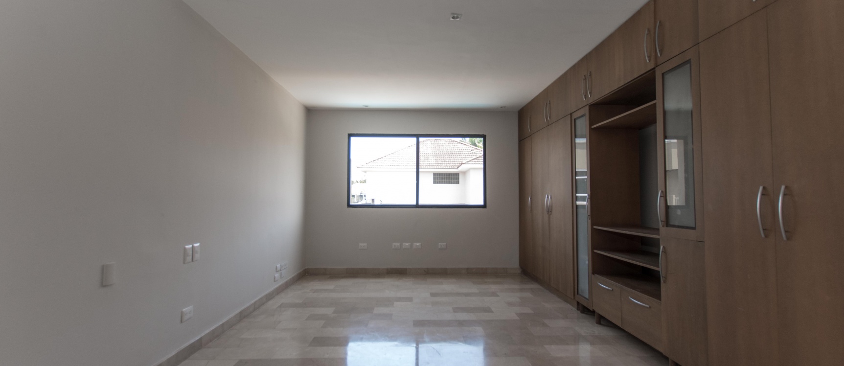 Casa en venta remodelada en la Urb. Villanueva, Km 1, Vía Samborondón GeoBienes - Casa en venta remodelada en la Urb. Villanueva, Km 1, Vía Samborondón - Plusvalia Guayaquil Casas de venta y alquiler Inmobiliaria Ecuador