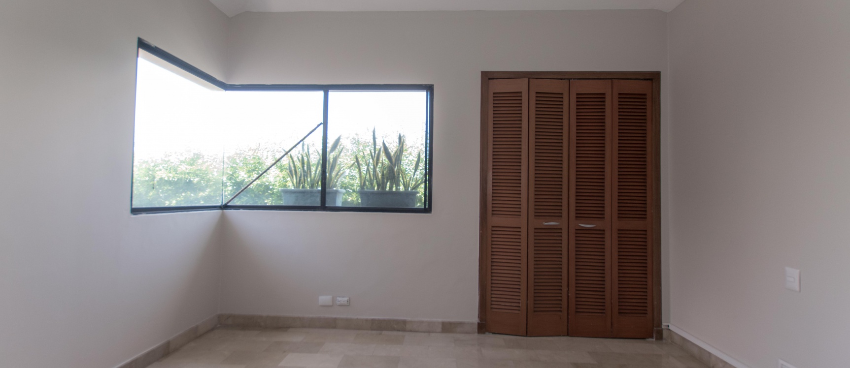 Casa en venta remodelada en la Urb. Villanueva, Km 1, Vía Samborondón GeoBienes - Casa en venta remodelada en la Urb. Villanueva, Km 1, Vía Samborondón - Plusvalia Guayaquil Casas de venta y alquiler Inmobiliaria Ecuador