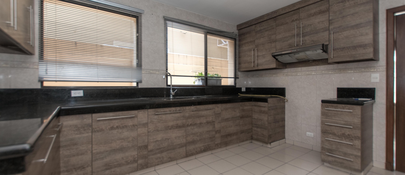 Casa en venta remodelada en la Urb. Villanueva, Km 1, Vía Samborondón GeoBienes - Casa en venta remodelada en la Urb. Villanueva, Km 1, Vía Samborondón - Plusvalia Guayaquil Casas de venta y alquiler Inmobiliaria Ecuador
