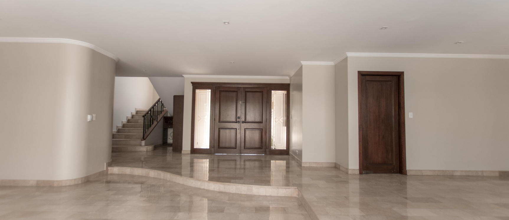 Casa en venta remodelada en la Urb. Villanueva, Km 1, Vía Samborondón GeoBienes - Casa en venta remodelada en la Urb. Villanueva, Km 1, Vía Samborondón - Plusvalia Guayaquil Casas de venta y alquiler Inmobiliaria Ecuador