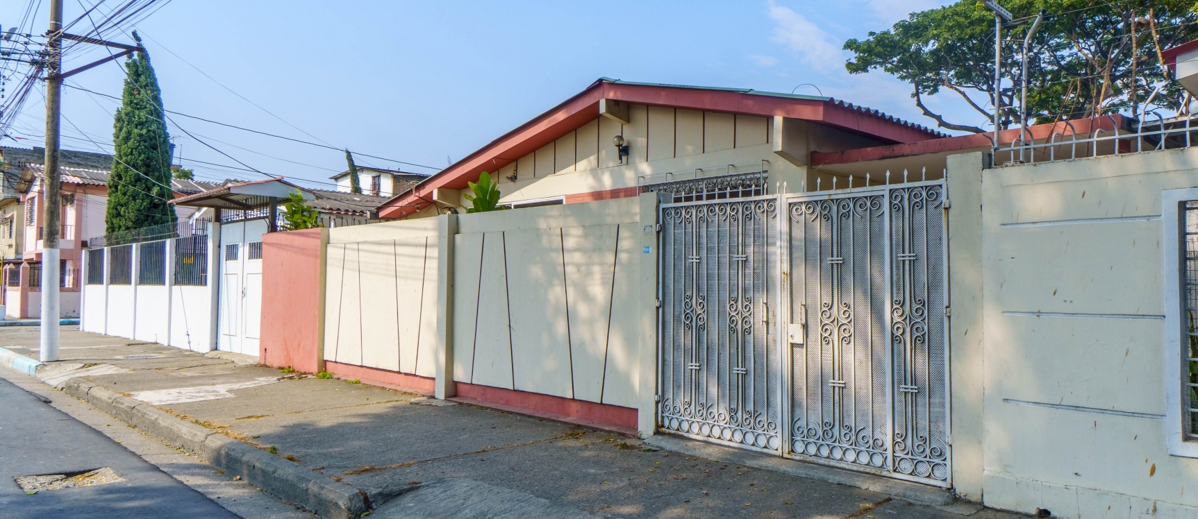 Casa en venta ubicada en Cdla del IESS, Sur de Guayaquil GeoBienes - Casa en venta ubicada en Cdla del IESS, Sur de Guayaquil - Plusvalia Guayaquil Casas de venta y alquiler Inmobiliaria Ecuador