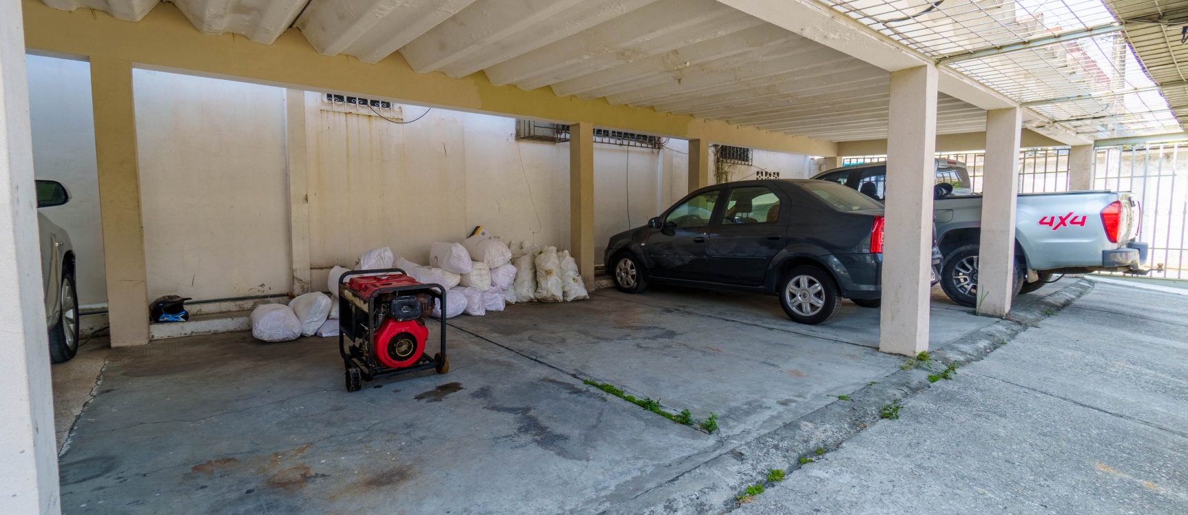 Casa en venta ubicada en conjunto cerrado en Urdesa, Norte de Guayaquil GeoBienes - Casa en venta ubicada en conjunto cerrado en Urdesa, Norte de Guayaquil - Plusvalia Guayaquil Casas de venta y alquiler Inmobiliaria Ecuador