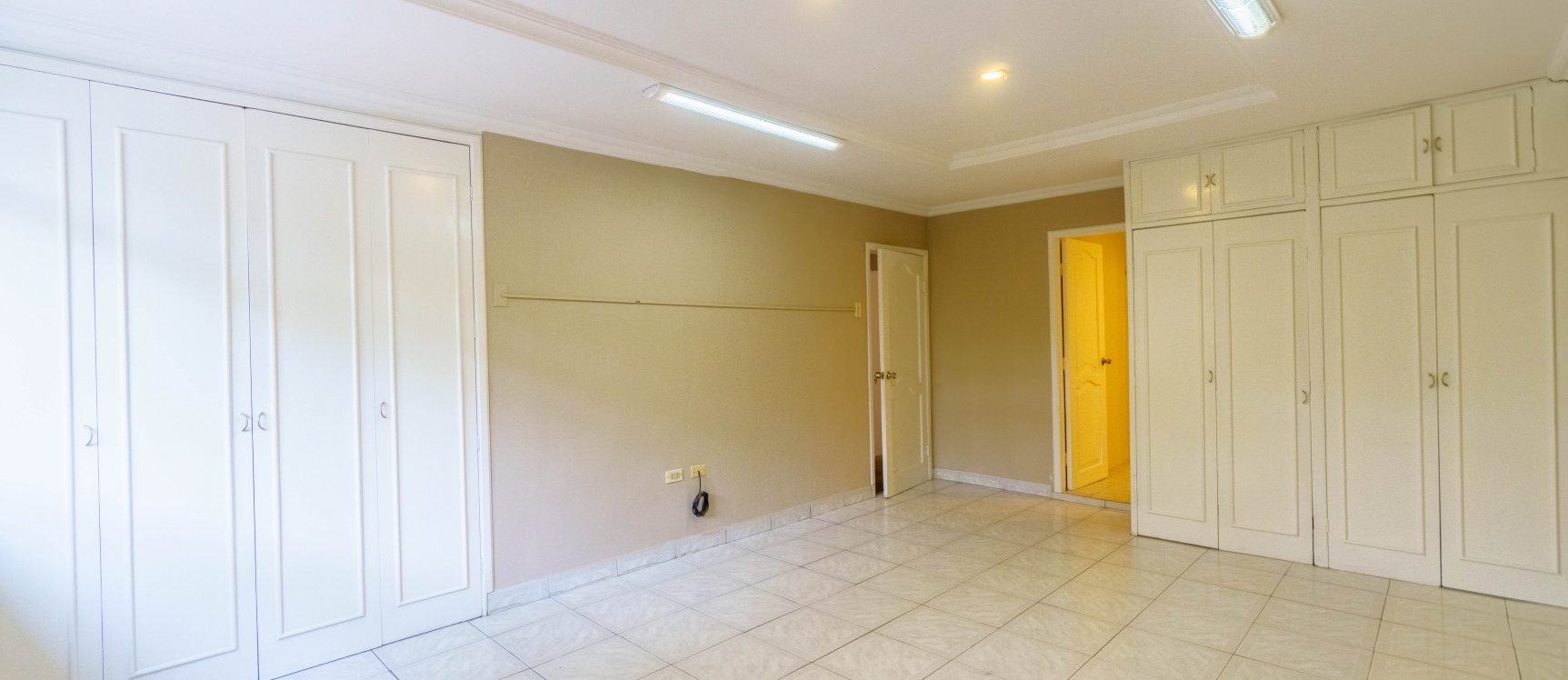 Casa en venta ubicada en conjunto cerrado en Urdesa, Norte de Guayaquil GeoBienes - Casa en venta ubicada en conjunto cerrado en Urdesa, Norte de Guayaquil - Plusvalia Guayaquil Casas de venta y alquiler Inmobiliaria Ecuador