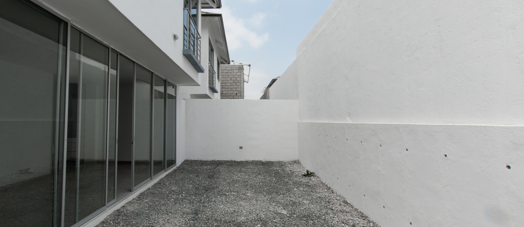 GeoBienes - Casa en venta ubicada en la Urbanización Vistana 1000, Etapa Omega - Plusvalia Guayaquil Casas de venta y alquiler Inmobiliaria Ecuador
