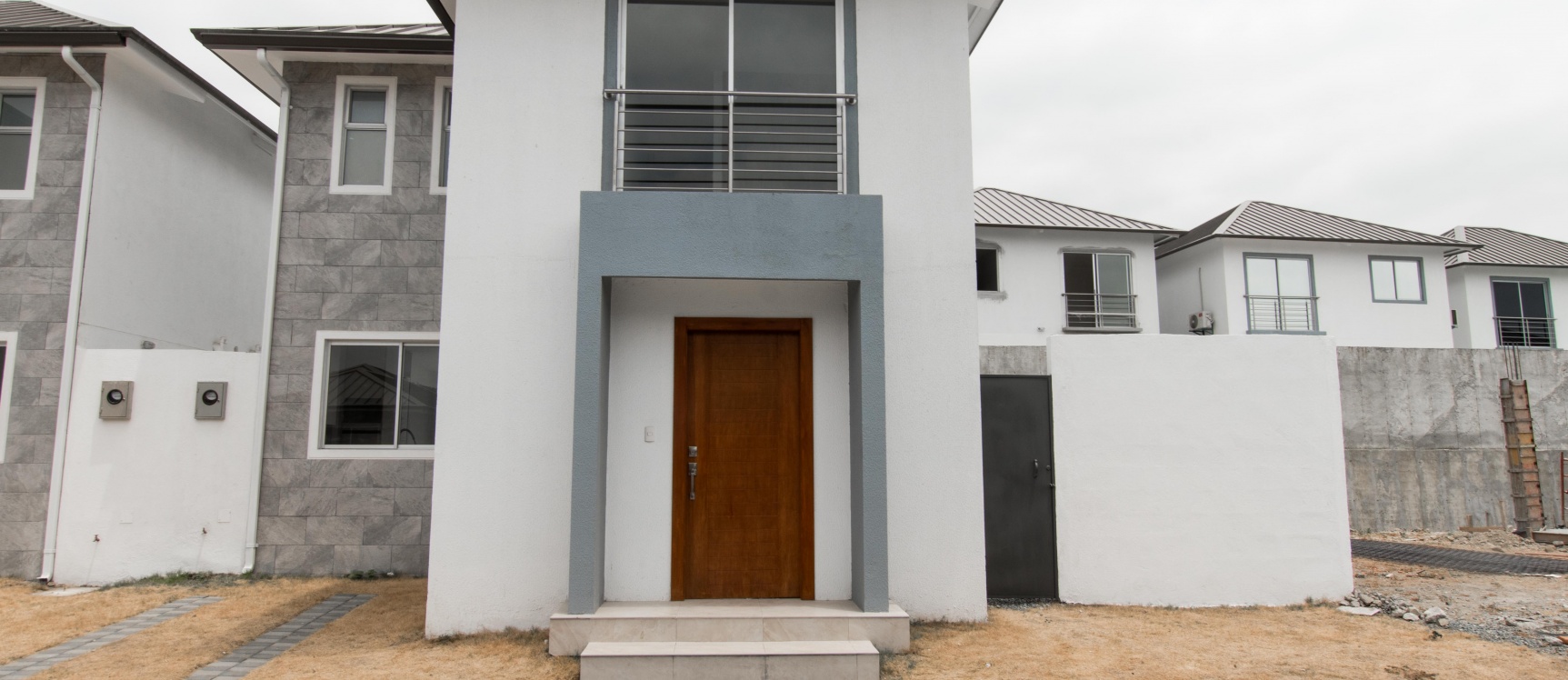 GeoBienes - Casa en venta ubicada en la Urbanización Vistana 1000, Etapa Omega - Plusvalia Guayaquil Casas de venta y alquiler Inmobiliaria Ecuador