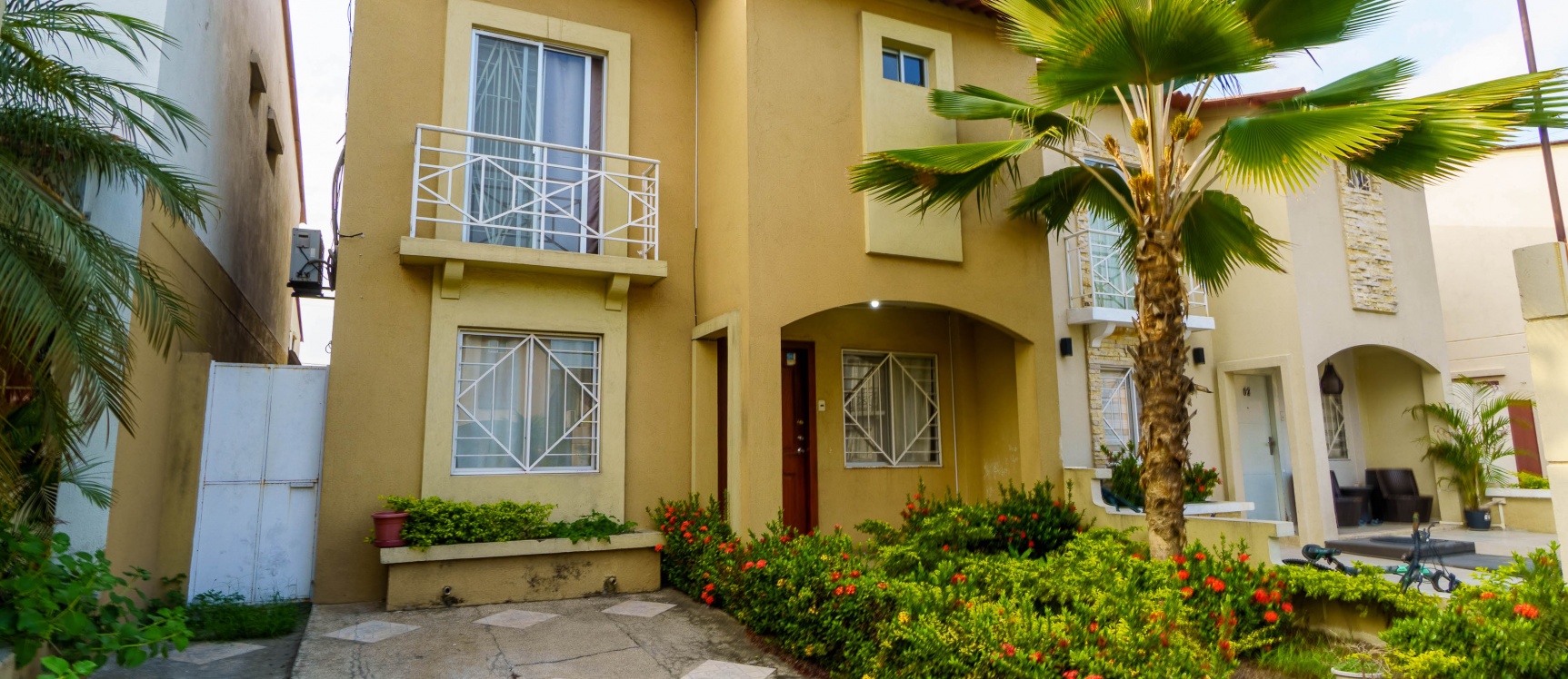 Casa en venta ubicada en urbanización Metrópolis 2 GeoBienes - Casa en venta ubicada en urbanización Metrópolis 2 - Plusvalia Guayaquil Casas de venta y alquiler Inmobiliaria Ecuador