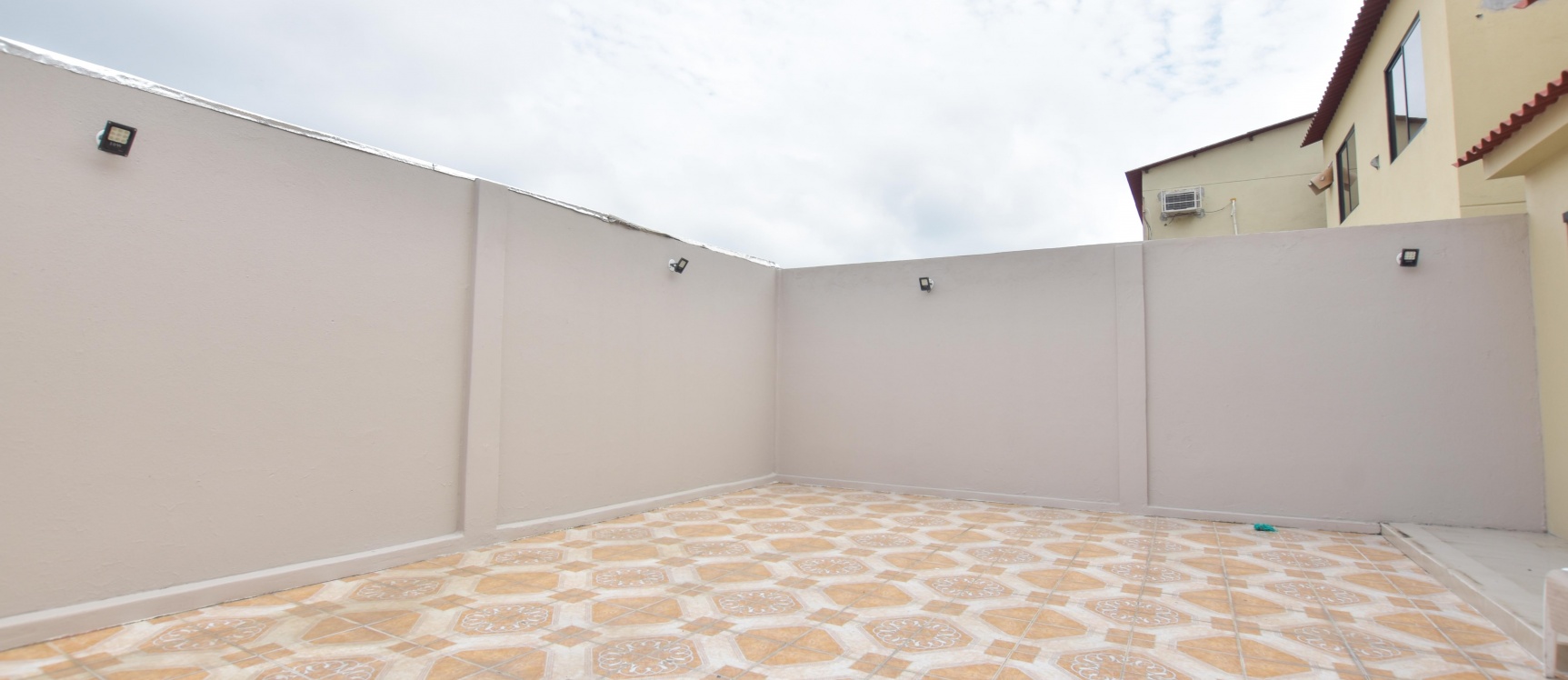 Casa en venta ubicada en Villa Club Doral, Av. Leon Febres Cordero GeoBienes - Casa en venta ubicada en Villa Club Doral, Av. Leon Febres Cordero - Plusvalia Guayaquil Casas de venta y alquiler Inmobiliaria Ecuador