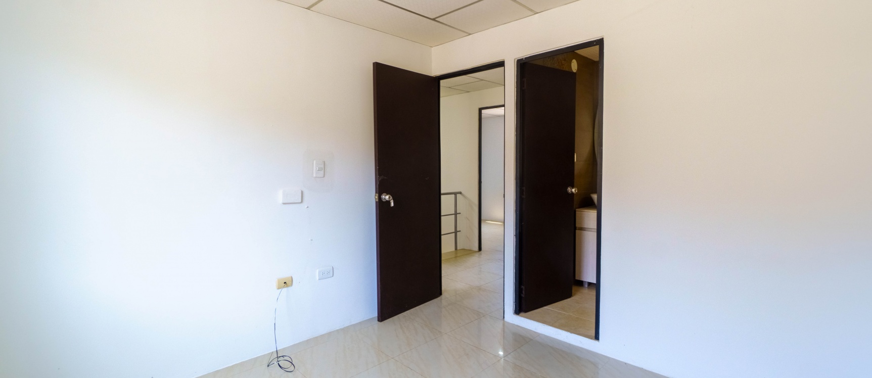 Casa en venta ubicada en Villa del Rey, Etapa Beatriz GeoBienes - Casa en venta ubicada en Villa del Rey, Etapa Beatriz - Plusvalia Guayaquil Casas de venta y alquiler Inmobiliaria Ecuador