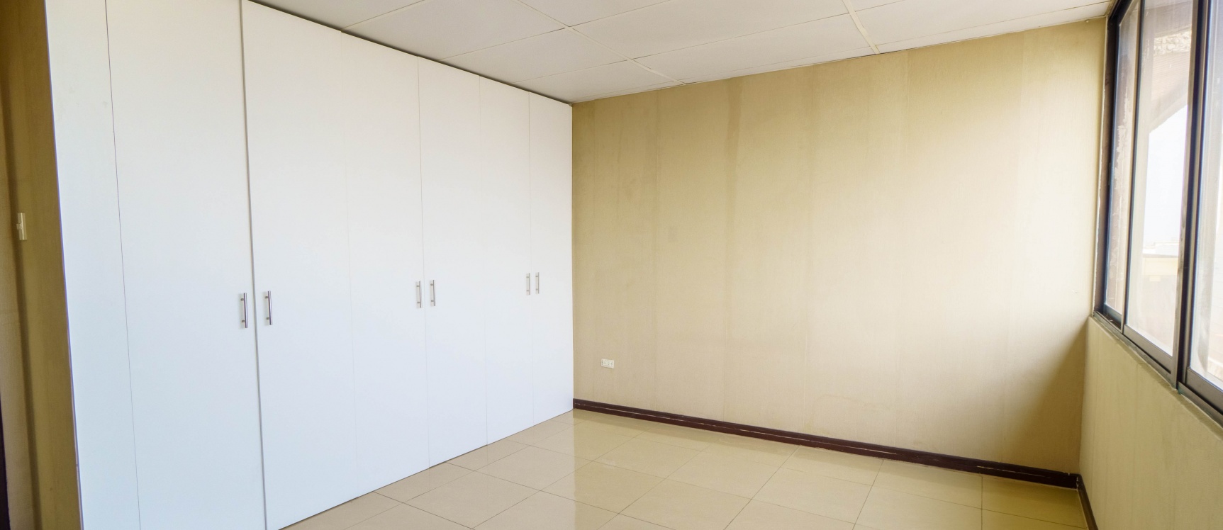 Departamento en alquiler ubicado en Edificio 300, Centro de Guayaquil. GeoBienes - Departamento en alquiler ubicado en Edificio 300, Centro de Guayaquil. - Plusvalia Guayaquil Casas de venta y alquiler Inmobiliaria Ecuador