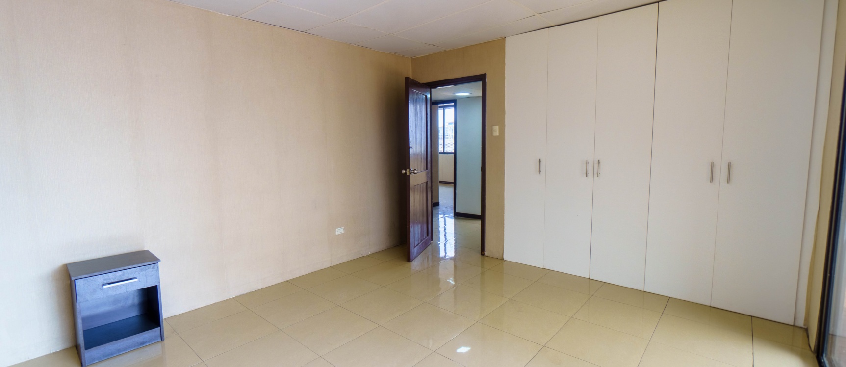 Departamento en alquiler ubicado en Edificio 300, Centro de Guayaquil. GeoBienes - Departamento en alquiler ubicado en Edificio 300, Centro de Guayaquil. - Plusvalia Guayaquil Casas de venta y alquiler Inmobiliaria Ecuador