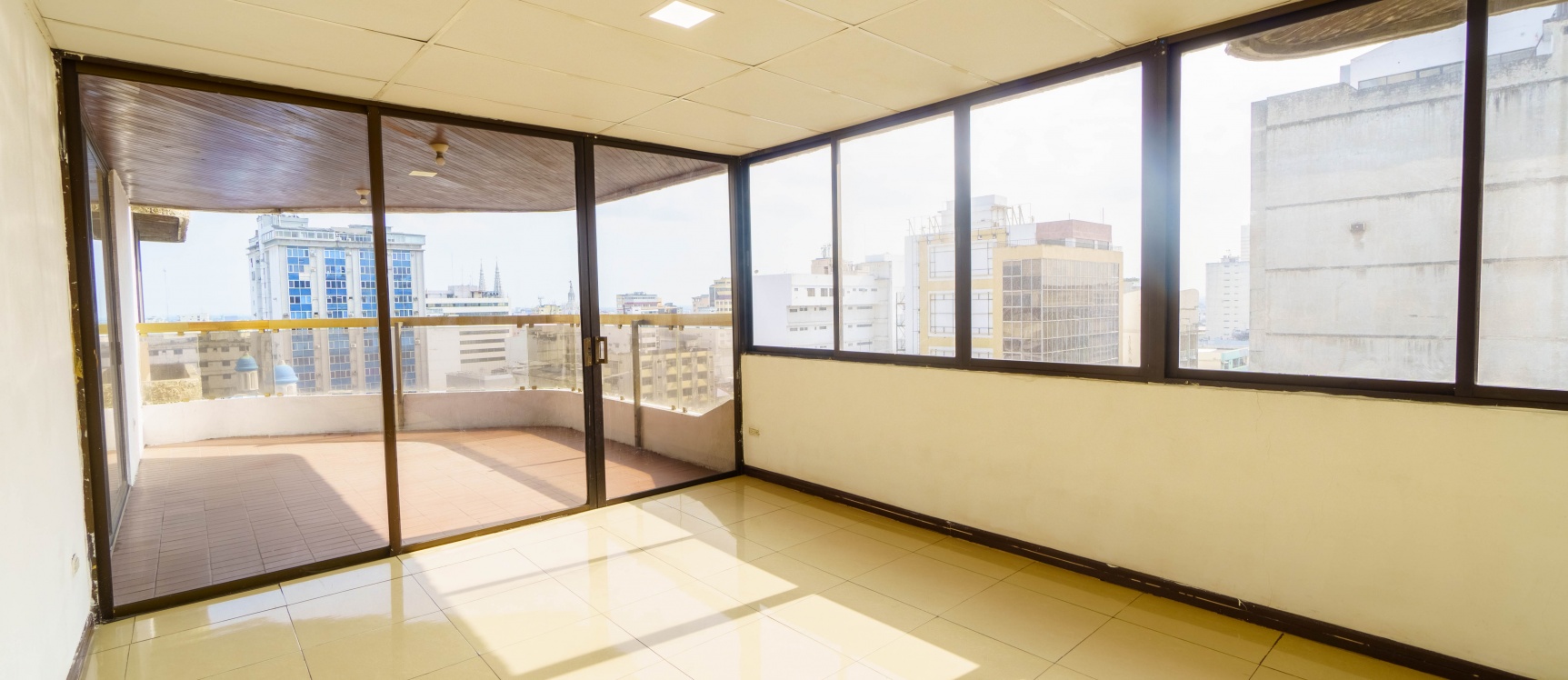 Departamento en alquiler ubicado en Edificio 300, Centro de Guayaquil. GeoBienes - Departamento en alquiler ubicado en Edificio 300, Centro de Guayaquil. - Plusvalia Guayaquil Casas de venta y alquiler Inmobiliaria Ecuador