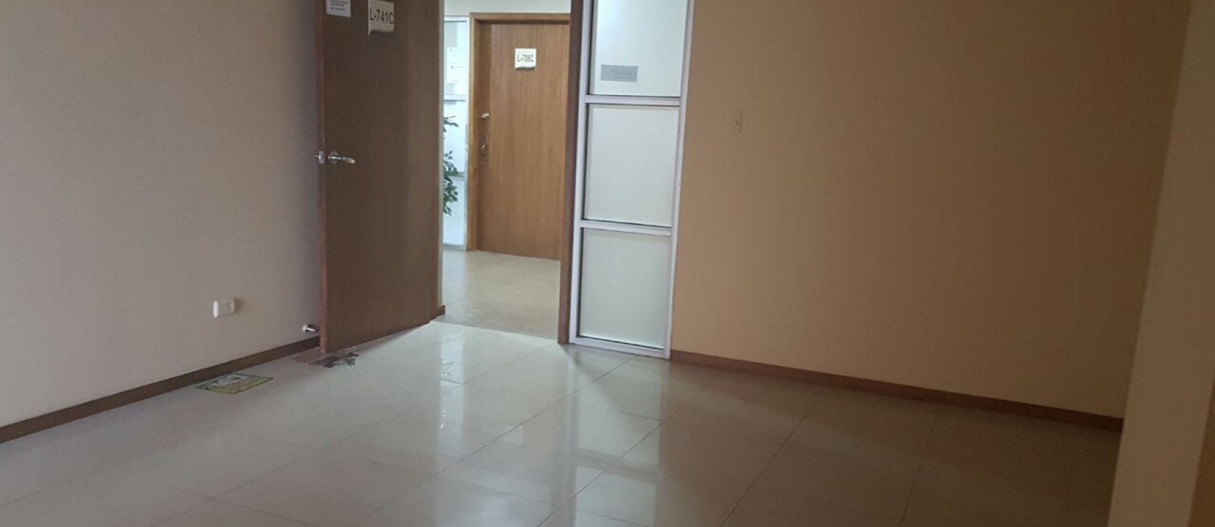 Descripción de oficina en alquiler ubicado en Trade Bulding, Guayaquil. GeoBienes - Oficina en alquiler ubicado en Trade Building, Guayaquil. - Plusvalia Guayaquil Casas de venta y alquiler Inmobiliaria Ecuador