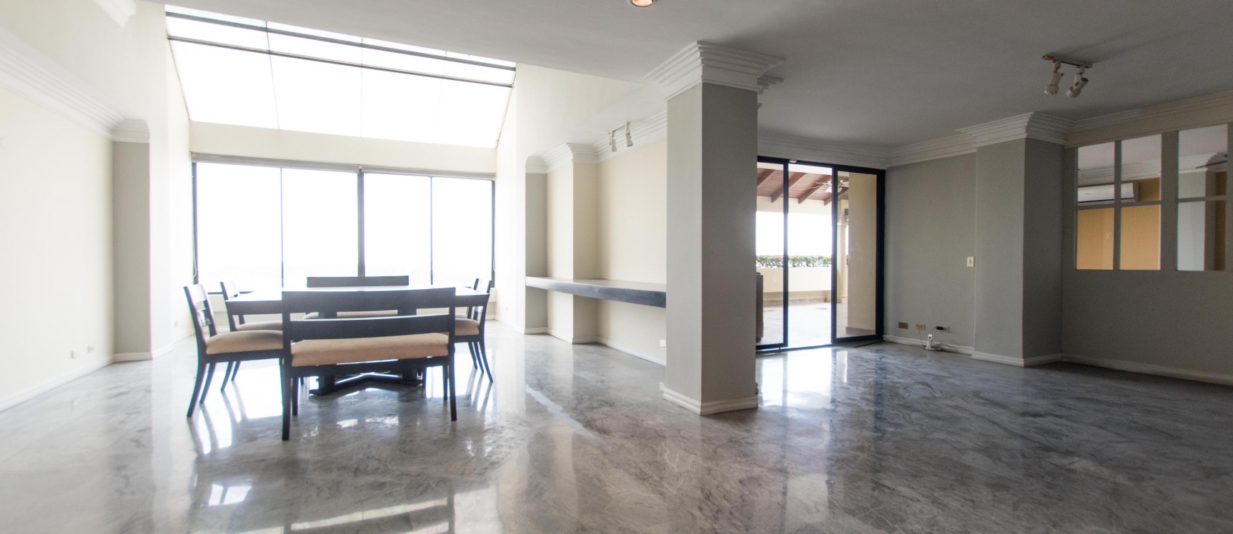 GeoBienes - Exclusivo departamento de 2 pisos Edificio Marcus, Lomas de Urdesa - Plusvalia Guayaquil Casas de venta y alquiler Inmobiliaria Ecuador