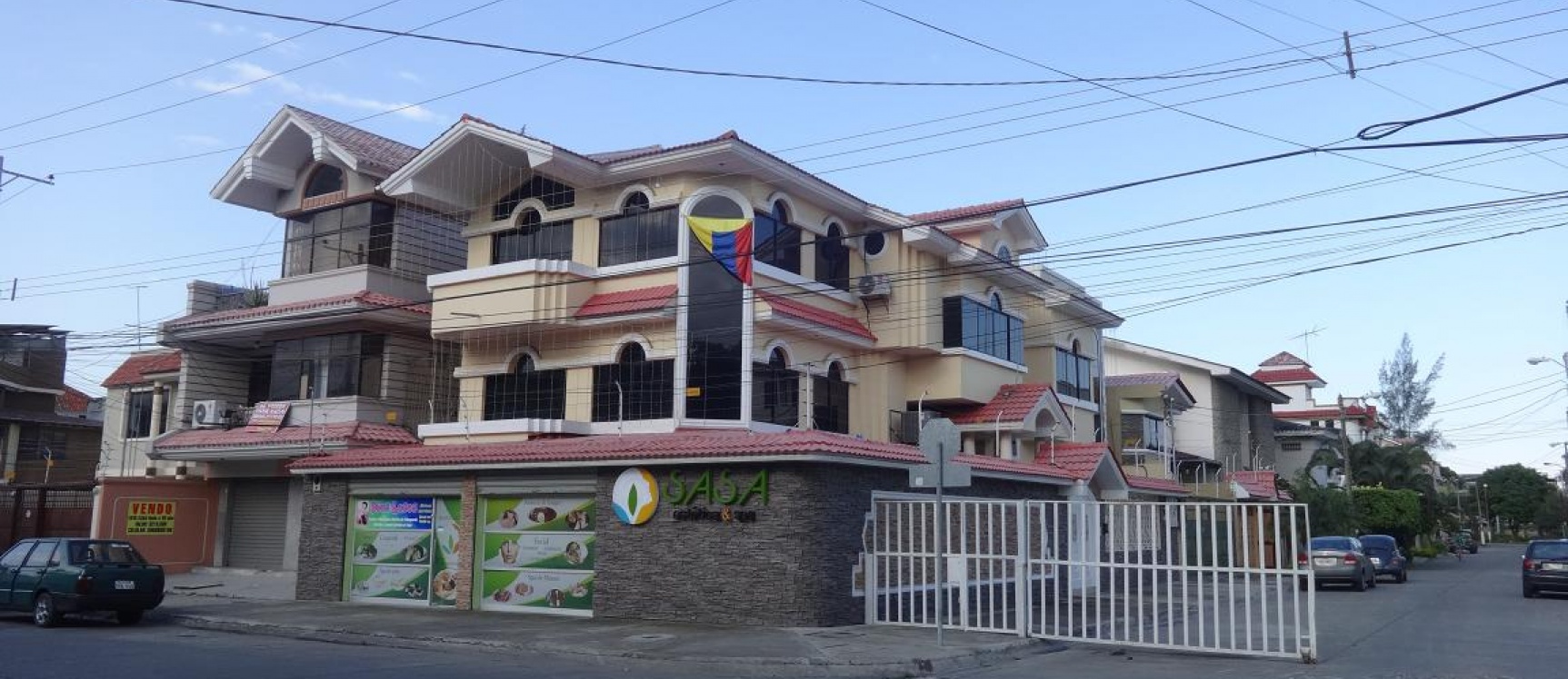 GeoBienes - La Garzota, vendo casa esquinera con Locales Comerciales - Plusvalia Guayaquil Casas de venta y alquiler Inmobiliaria Ecuador