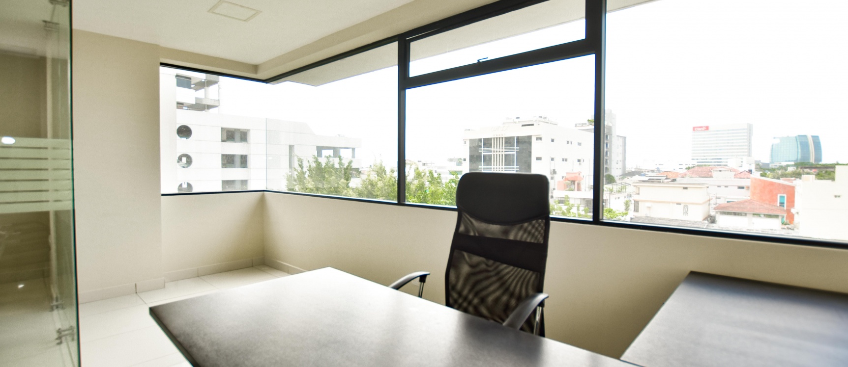 Oficina amoblada en alquiler ubicada en el Edificio Atlantis GeoBienes - Oficina amoblada en venta ubicada en el Edificio Atlantis - Plusvalia Guayaquil Casas de venta y alquiler Inmobiliaria Ecuador