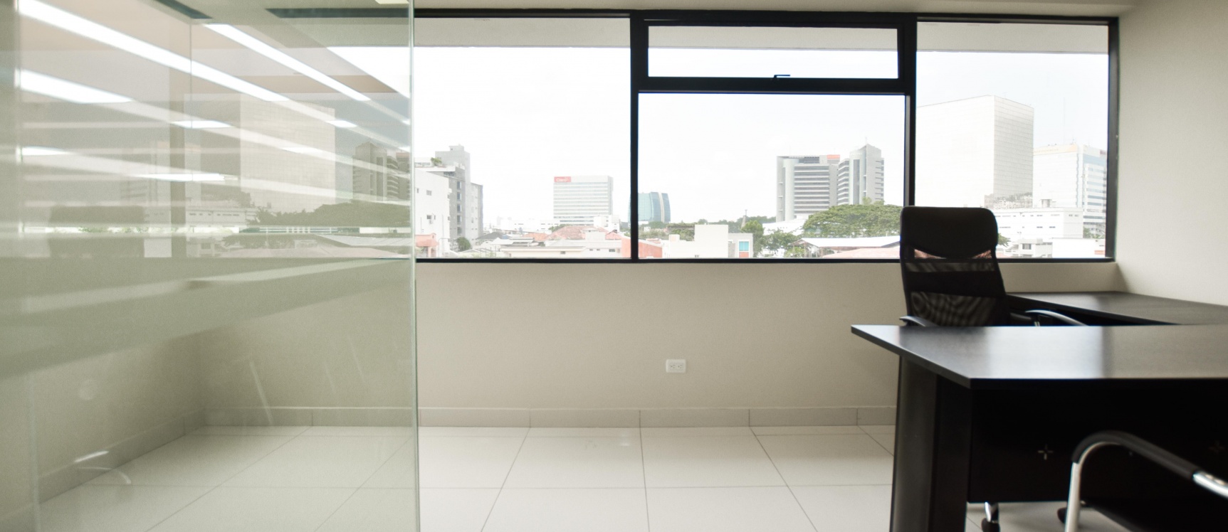 Oficina amoblada en alquiler ubicada en el Edificio Atlantis GeoBienes - Oficina amoblada en venta ubicada en el Edificio Atlantis - Plusvalia Guayaquil Casas de venta y alquiler Inmobiliaria Ecuador