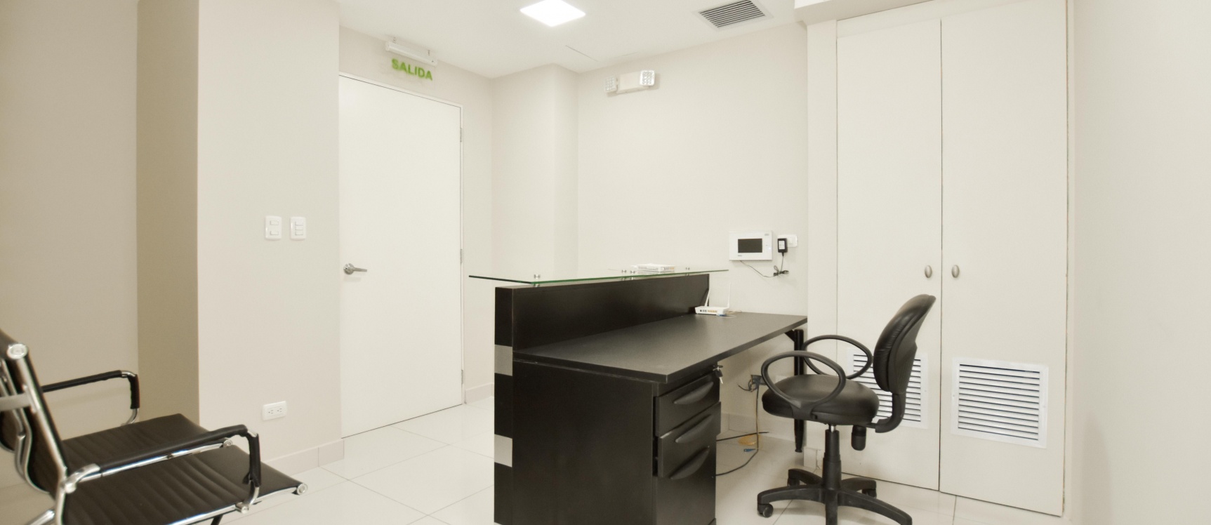Oficina amoblada en alquiler ubicada en el Edificio Atlantis GeoBienes - Oficina amoblada en venta ubicada en el Edificio Atlantis - Plusvalia Guayaquil Casas de venta y alquiler Inmobiliaria Ecuador