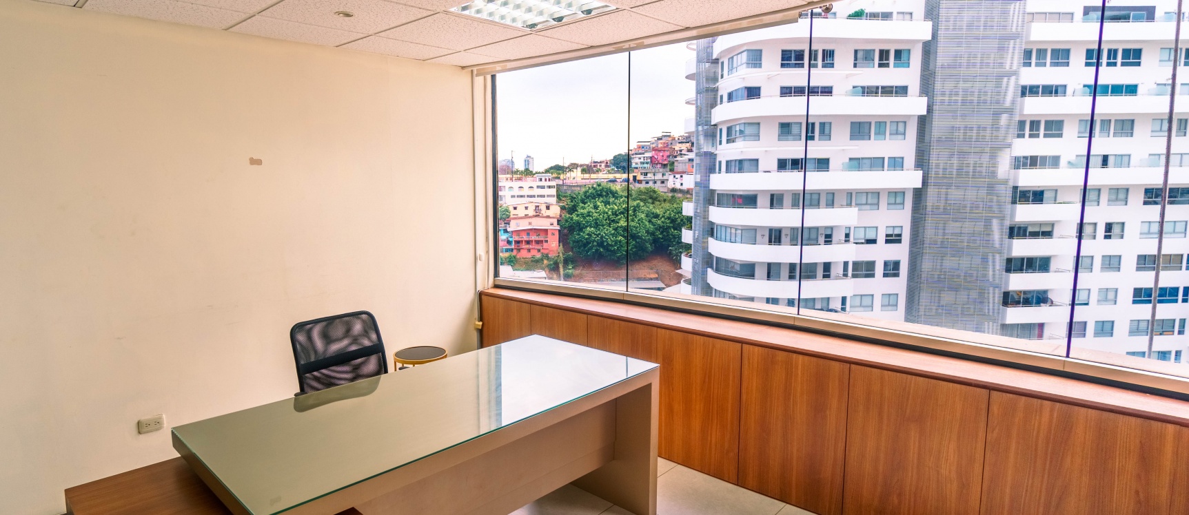 GeoBienes - Oficina amoblada en venta ubicada en el Edificio The Point - Plusvalia Guayaquil Casas de venta y alquiler Inmobiliaria Ecuador